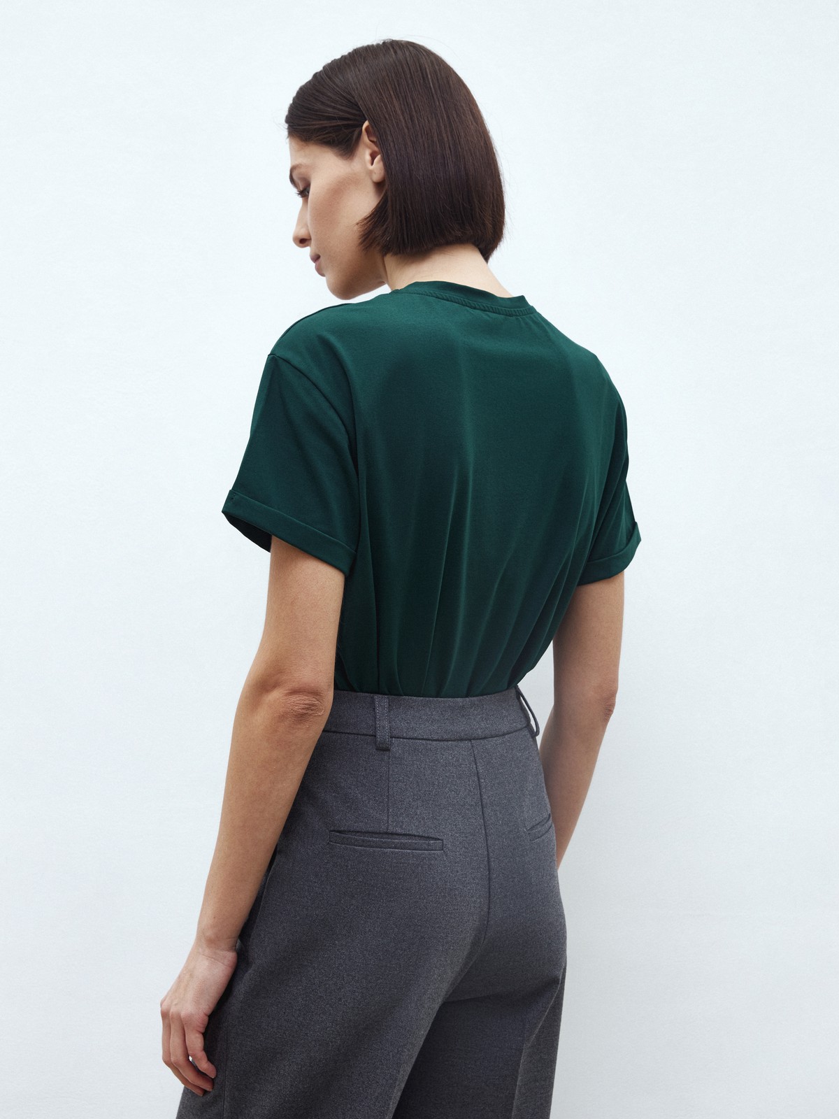 Футболка свободного кроя из слегка тянущегося хлопкового материала. В новой коллекции мы выпустили футболки в новыхбазовых, пастельных и приглушенных цветах.

На модели размер M