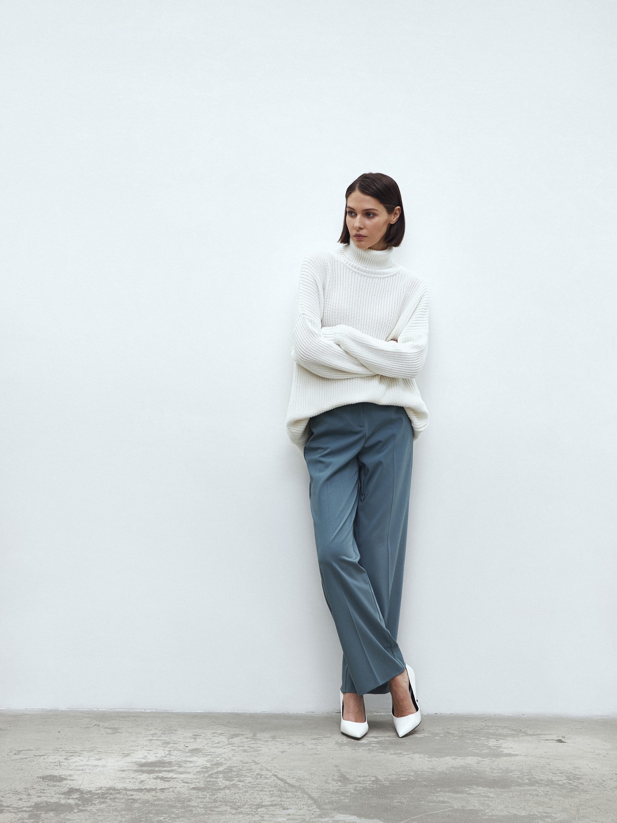 Хлопковый джемпер с высоким горлом, цвет: белый Allweneed Оверсайз джемпер из хлопкового трикотажа оформлен объемными приспущенными рукавами и высокой горловиной-стойкой. Ребристая отделка в рубчик.
На модели размер ONE SIZE