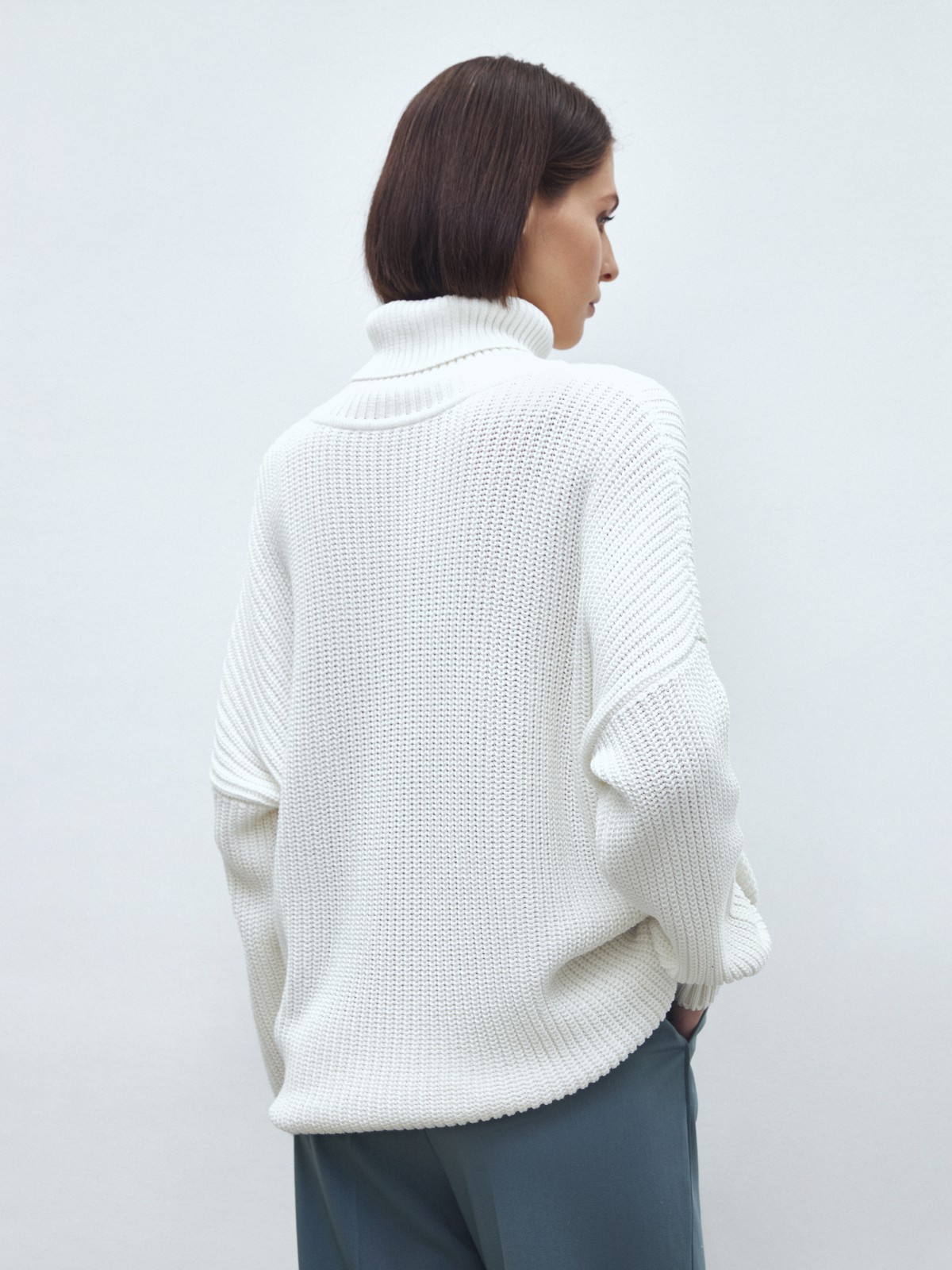Хлопковый джемпер с высоким горлом, цвет: белый Allweneed Оверсайз джемпер из хлопкового трикотажа оформлен объемными приспущенными рукавами и высокой горловиной-стойкой. Ребристая отделка в рубчик.
На модели размер ONE SIZE