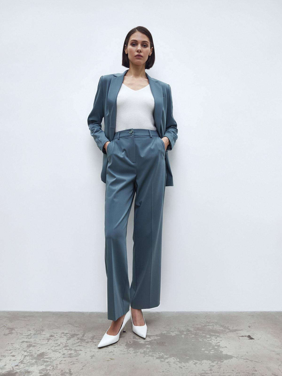 Однобортный жакет с кантиком, цвет: зеленый Allweneed
Однобортный прямой жакет модель, которая будет популярна во все времена. Костюмная ткань с мягким переплетением волокон. Слегка свободная посадка. Застежка на одну пуговицу, декоративный карман и два рабочих кармана с клапанами, чтобы убрать помаду или телефон. Шлица на спинке для комфорта в движении. Состав изделия отличается по цветам. Обратите внимание на наш весенний фаворит модель цвета лаванды. Носите с брюками из новой коллекции.
На модели размер XS