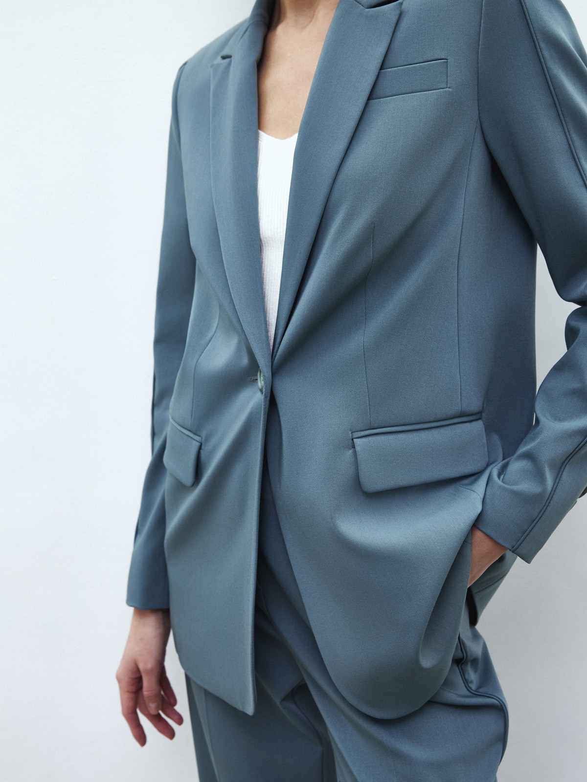 Однобортный жакет с кантиком, цвет: зеленый Allweneed
Однобортный прямой жакет модель, которая будет популярна во все времена. Костюмная ткань с мягким переплетением волокон. Слегка свободная посадка. Застежка на одну пуговицу, декоративный карман и два рабочих кармана с клапанами, чтобы убрать помаду или телефон. Шлица на спинке для комфорта в движении. Состав изделия отличается по цветам. Обратите внимание на наш весенний фаворит модель цвета лаванды. Носите с брюками из новой коллекции.
На модели размер XS