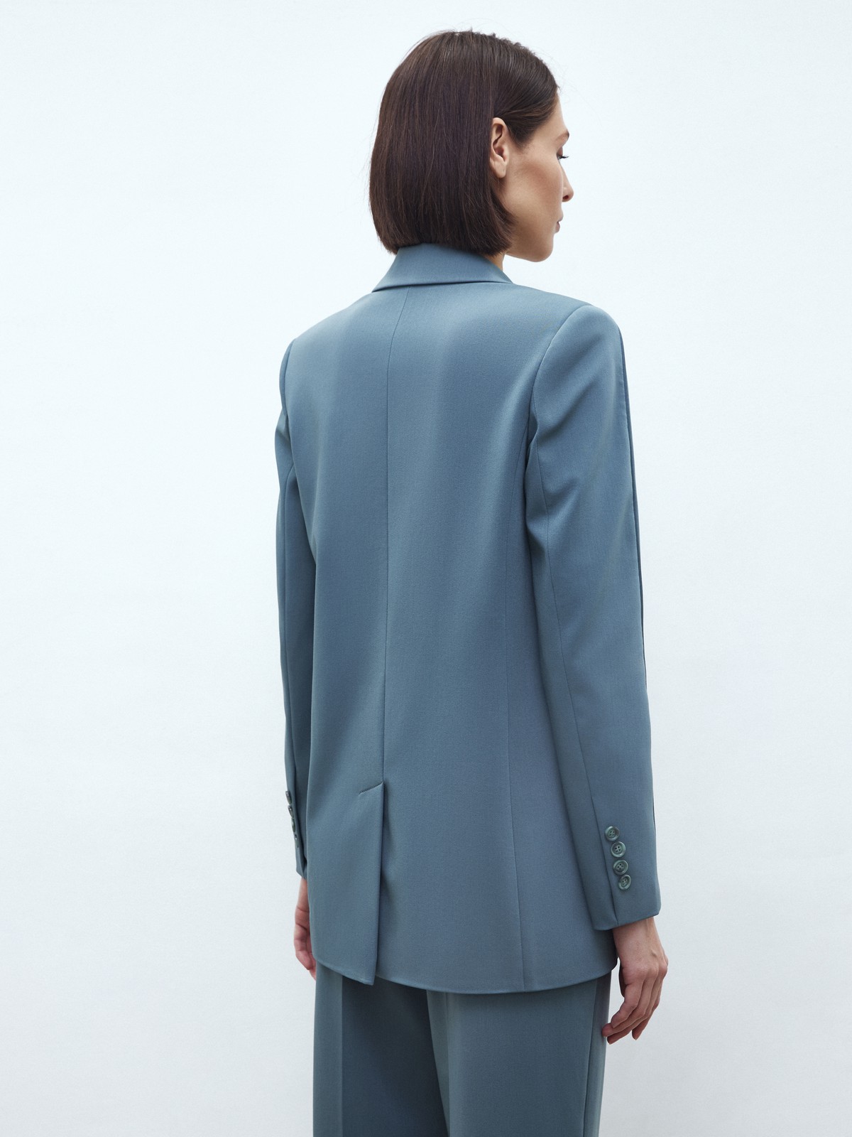 Однобортный жакет с кантиком, цвет: зеленый Allweneed
Однобортный прямой жакет модель, которая будет популярна во все времена. Костюмная ткань с мягким переплетением волокон. Слегка свободная посадка. Застежка на одну пуговицу, декоративный карман и два рабочих кармана с клапанами, чтобы убрать помаду или телефон. Шлица на спинке для комфорта в движении. Состав изделия отличается по цветам. Обратите внимание на наш весенний фаворит модель цвета лаванды. Носите с брюками из новой коллекции.
На модели размер XS