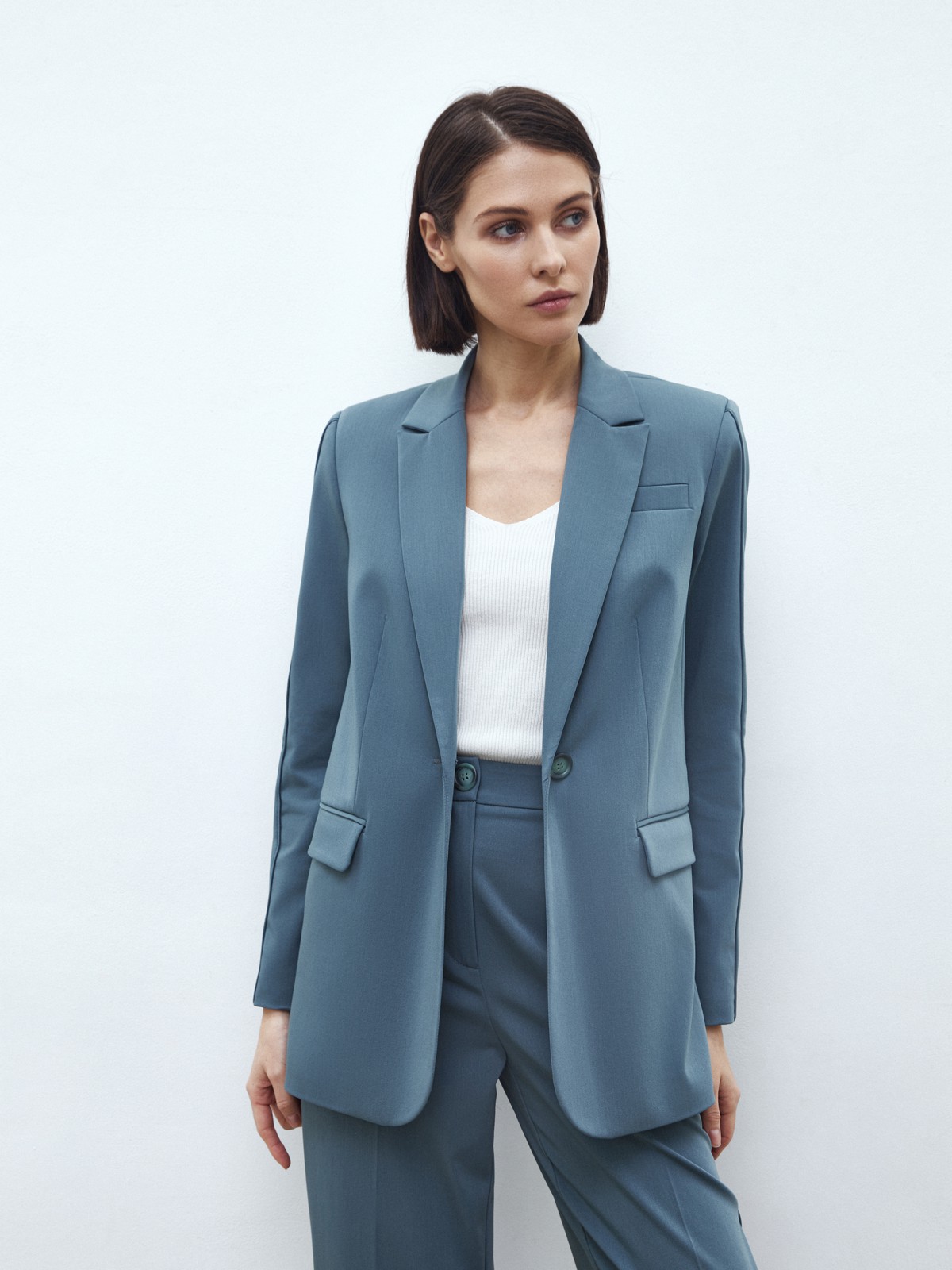 Однобортный жакет с кантиком, цвет: зеленый Allweneed
Однобортный прямой жакет модель, которая будет популярна во все времена. Костюмная ткань с мягким переплетением волокон. Слегка свободная посадка. Застежка на одну пуговицу, декоративный карман и два рабочих кармана с клапанами, чтобы убрать помаду или телефон. Шлица на спинке для комфорта в движении. Состав изделия отличается по цветам. Обратите внимание на наш весенний фаворит модель цвета лаванды. Носите с брюками из новой коллекции.
На модели размер XS