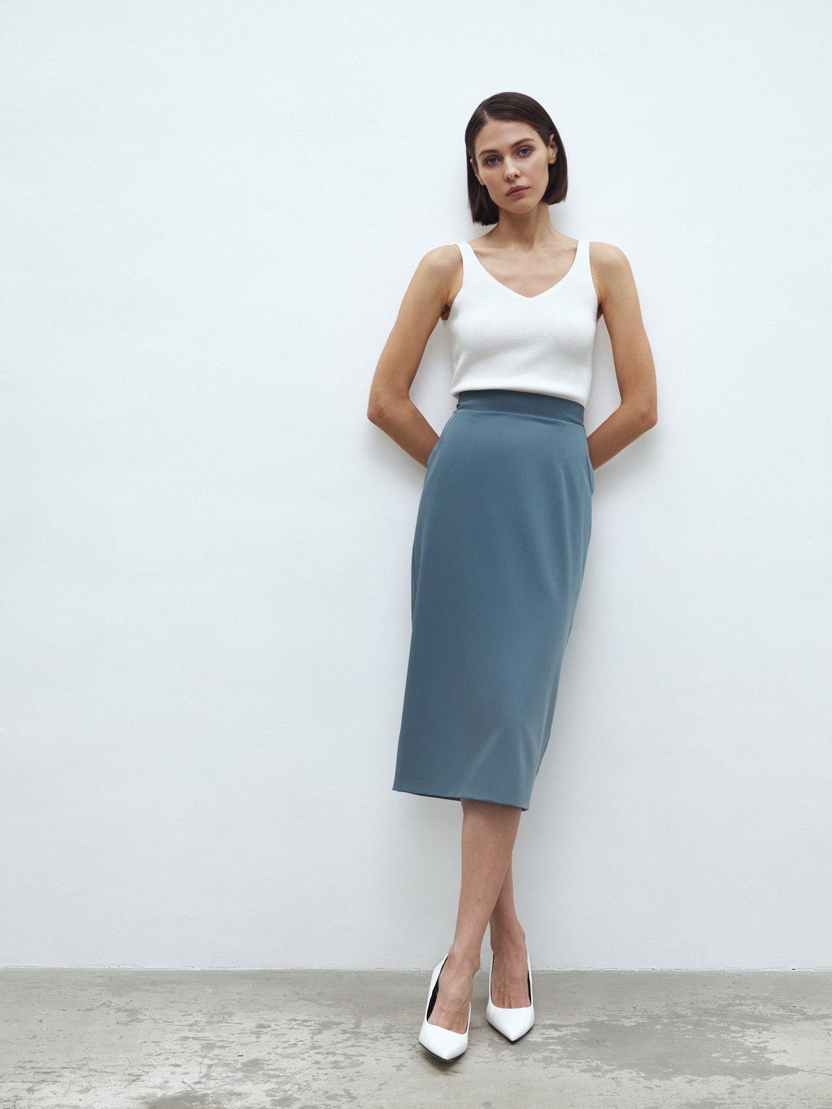 Юбка-карандаш миди, цвет: зеленый Allweneed
Юбка-карандаш с длины миди со шлицей на спинке. Застежка на потайную молнию сзади и два кармана. Посадка на уровне талии, поэтому модель будет смотреться хорошо на любой фигуре. Этот фасон один из самых любимых у наших клиентов. Носите каждый день в офис с жакетами, а вечером с шелковым топом. Три оттенка для вас: мятный, молочный и бежевый в гусиную лапку.
На модели размер XS