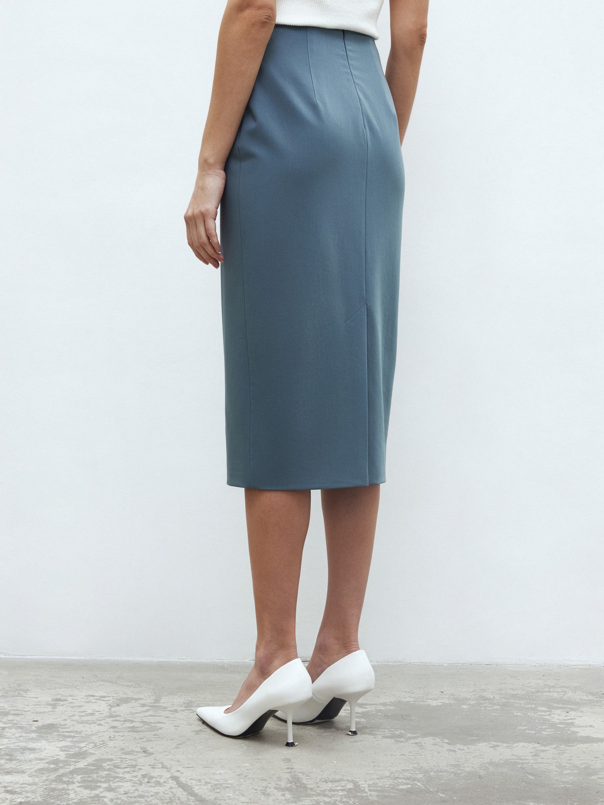 Юбка-карандаш миди, цвет: зеленый Allweneed
Юбка-карандаш с длины миди со шлицей на спинке. Застежка на потайную молнию сзади и два кармана. Посадка на уровне талии, поэтому модель будет смотреться хорошо на любой фигуре. Этот фасон один из самых любимых у наших клиентов. Носите каждый день в офис с жакетами, а вечером с шелковым топом. Три оттенка для вас: мятный, молочный и бежевый в гусиную лапку.
На модели размер XS