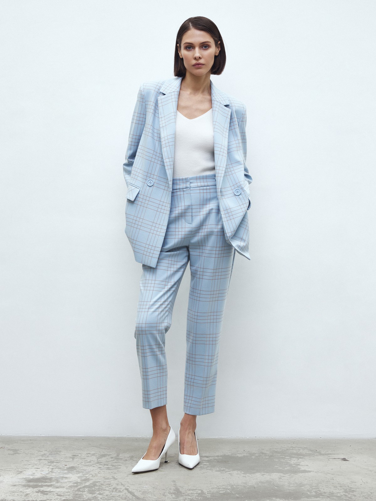 Жакет двубортный Oversize, цвет: бежево-голубая клетка Allweneed Двубортный жакет с пуговицами в тон. Классическая линия плеч. Два кармана с клапанами, чтобы спрятать телефон или ключи.Разрез сзади обеспечивает свободу движений при носке. Ткань очень приятна на ощупь.Носите с брюками или мини-юбкой из коллекции.
На модели размер XS/S