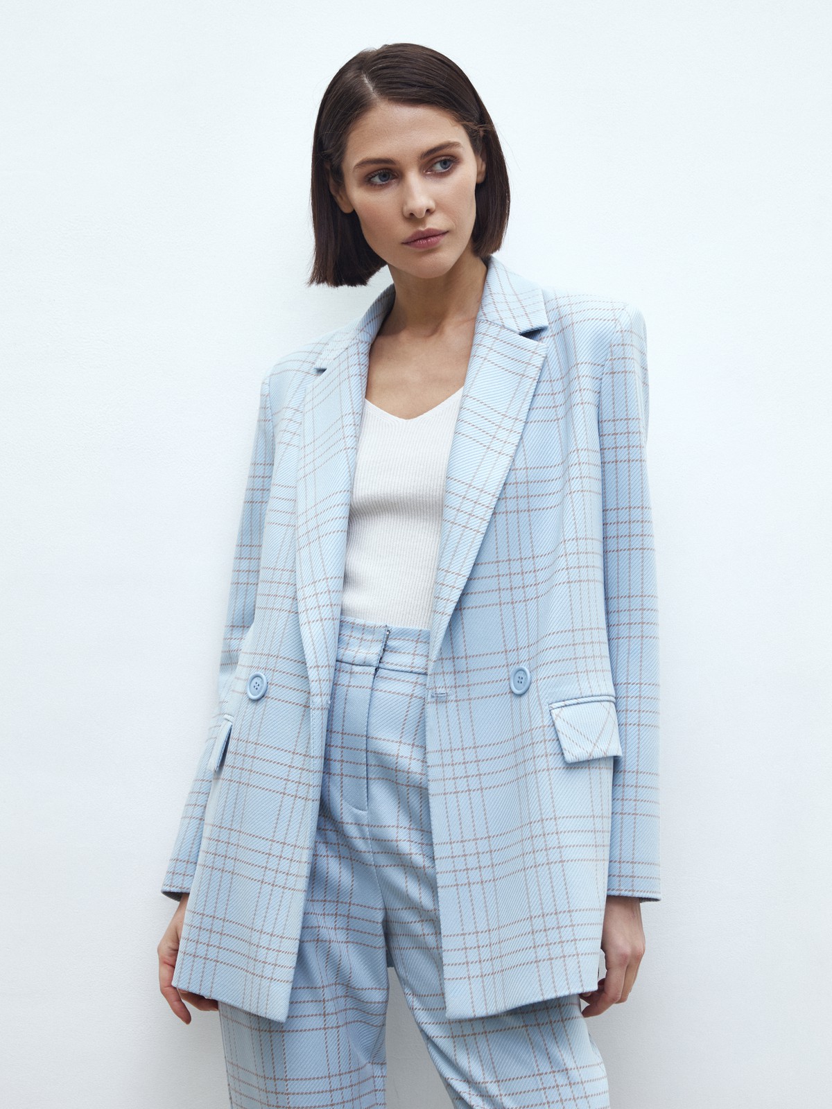 Жакет двубортный Oversize, цвет: бежево-голубая клетка Allweneed Двубортный жакет с пуговицами в тон. Классическая линия плеч. Два кармана с клапанами, чтобы спрятать телефон или ключи.Разрез сзади обеспечивает свободу движений при носке. Ткань очень приятна на ощупь.Носите с брюками или мини-юбкой из коллекции.
На модели размер XS/S