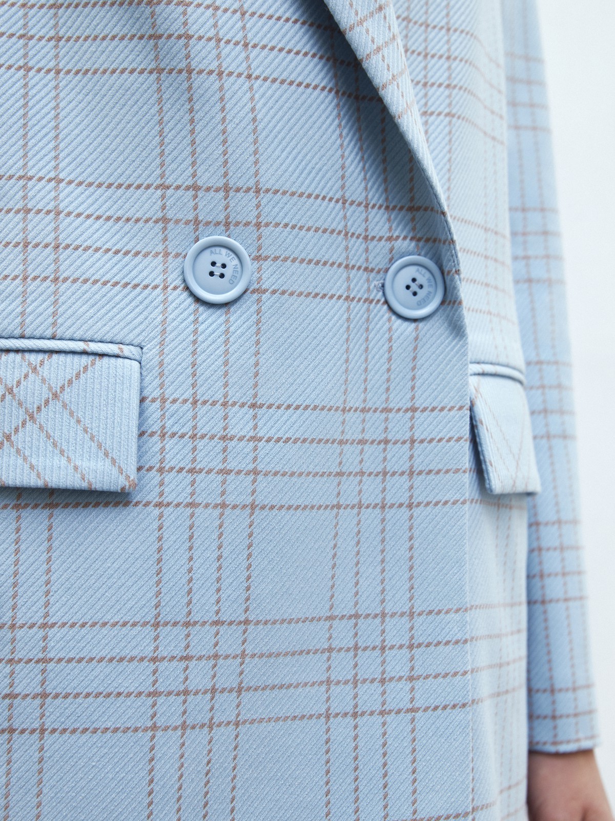 Жакет двубортный Oversize, цвет: бежево-голубая клетка Allweneed Двубортный жакет с пуговицами в тон. Классическая линия плеч. Два кармана с клапанами, чтобы спрятать телефон или ключи.Разрез сзади обеспечивает свободу движений при носке. Ткань очень приятна на ощупь.Носите с брюками или мини-юбкой из коллекции.
На модели размер XS/S