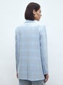 Жакет двубортный Oversize, цвет: бежево-голубая клетка Allweneed Двубортный жакет с пуговицами в тон. Классическая линия плеч. Два кармана с клапанами, чтобы спрятать телефон или ключи.Разрез сзади обеспечивает свободу движений при носке. Ткань очень приятна на ощупь.Носите с брюками или мини-юбкой из коллекции.
На модели размер XS/S