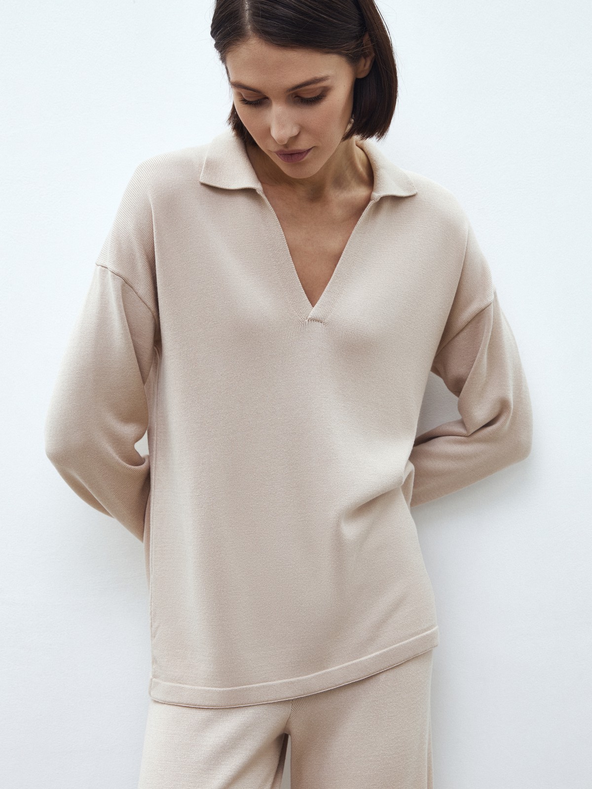 Джемпер-поло, цвет: бежевый меланж Allweneed
Трикотажный total look одна из самых уютных тенденций сезона. Этот джемпер-поло из мягкой вискозы укутает теплом, но позволит коже дышать. Спущенное плечо и свободная посадка подарят ощущение комфорта, словно вы надели любимую пижаму. Сочетайте его с брюками в тон или юбкой с высокой талией.
На модели размер XS\S