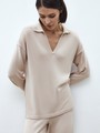 Джемпер-поло, цвет: бежевый меланж Allweneed
Трикотажный total look одна из самых уютных тенденций сезона. Этот джемпер-поло из мягкой вискозы укутает теплом, но позволит коже дышать. Спущенное плечо и свободная посадка подарят ощущение комфорта, словно вы надели любимую пижаму. Сочетайте его с брюками в тон или юбкой с высокой талией.
На модели размер XS\S