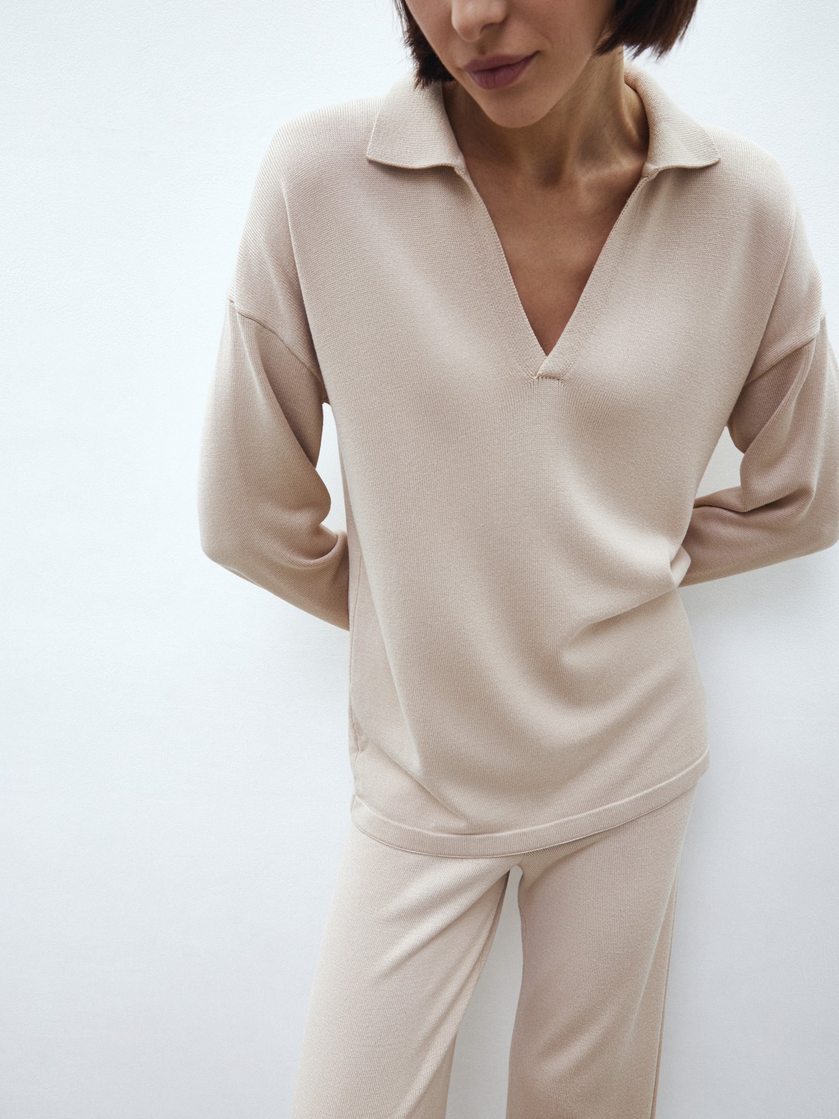 Джемпер-поло, цвет: бежевый меланж Allweneed
Трикотажный total look одна из самых уютных тенденций сезона. Этот джемпер-поло из мягкой вискозы укутает теплом, но позволит коже дышать. Спущенное плечо и свободная посадка подарят ощущение комфорта, словно вы надели любимую пижаму. Сочетайте его с брюками в тон или юбкой с высокой талией.
На модели размер XS\S