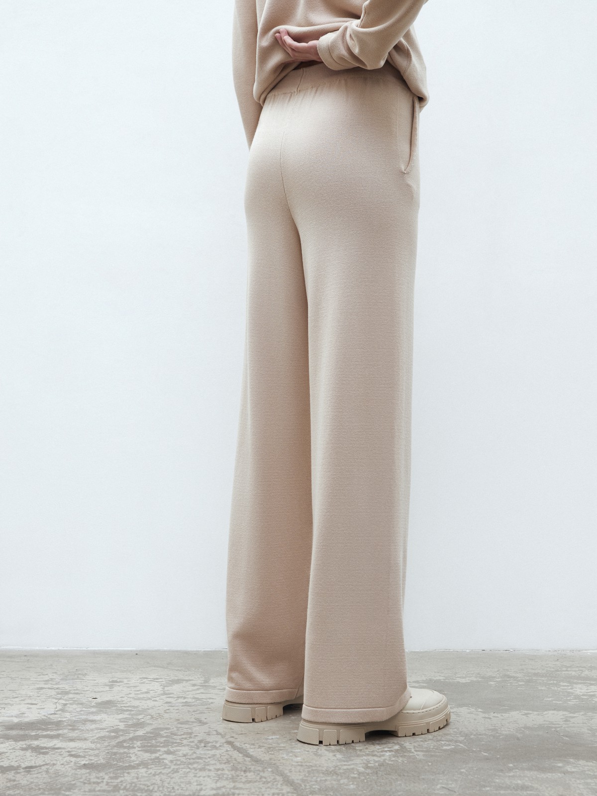 Вязаные брюки, цвет: бежевый меланж Allweneed
Один из главных трендов сезона брюки из мягкого петельчатого трикотажа. Теплые и свободные, они согреют и создадут расслабленный образ для дома или отдыха. Нежная вискоза приятно касается кожи. Два глубоких кармана, чтобы спрятать сладости к чаю. Дополните брюки джемпером в тон и зовите подругу на кофе и гулять.
На модели размер XS