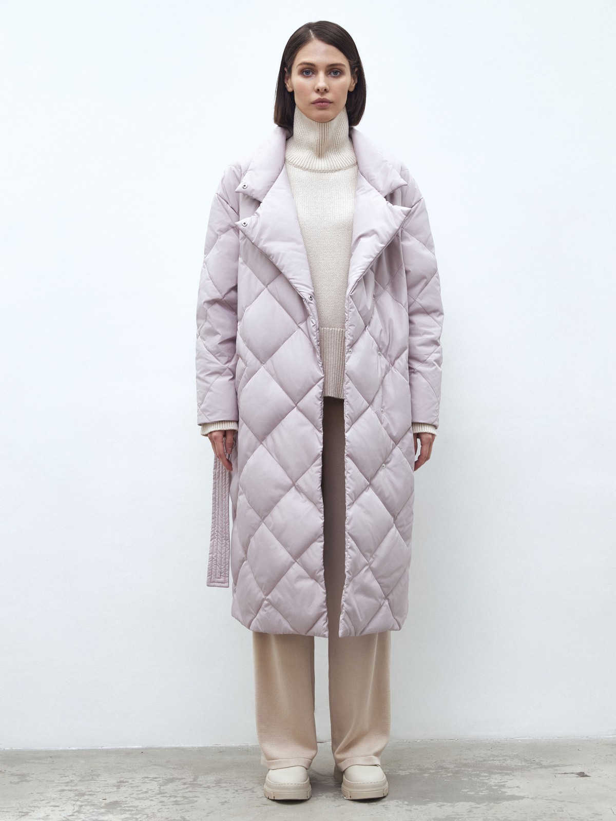 




Пуховик длины миди со стежкой в ромбик. Модель напоминает теплое и уютное одеяло, в котором можно спрятаться от мороза. Стежка является акцентной деталью модели. Пуховик имеет прорезные карманы и мягкий пояс на талии. Держит тепло до - 25. Для прогулки подберите шапку и шарф к пуховику. Изделие имеет водоотталкивающий эффект. В сильный дождь использование зонта обязательно.

