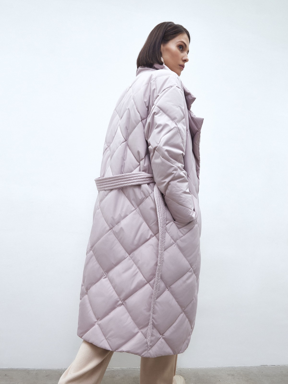 




Пуховик длины миди со стежкой в ромбик. Модель напоминает теплое и уютное одеяло, в котором можно спрятаться от мороза. Стежка является акцентной деталью модели. Пуховик имеет прорезные карманы и мягкий пояс на талии. Держит тепло до - 25. Для прогулки подберите шапку и шарф к пуховику. Изделие имеет водоотталкивающий эффект. В сильный дождь использование зонта обязательно.

