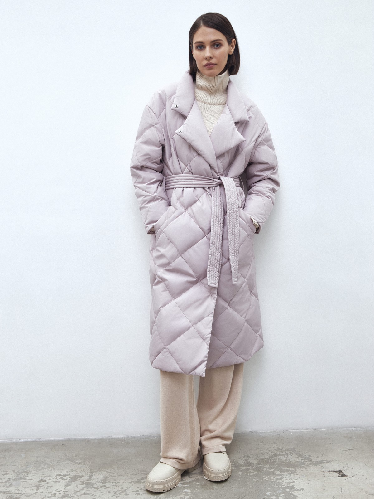 




Пуховик длины миди со стежкой в ромбик. Модель напоминает теплое и уютное одеяло, в котором можно спрятаться от мороза. Стежка является акцентной деталью модели. Пуховик имеет прорезные карманы и мягкий пояс на талии. Держит тепло до - 25. Для прогулки подберите шапку и шарф к пуховику. Изделие имеет водоотталкивающий эффект. В сильный дождь использование зонта обязательно.

