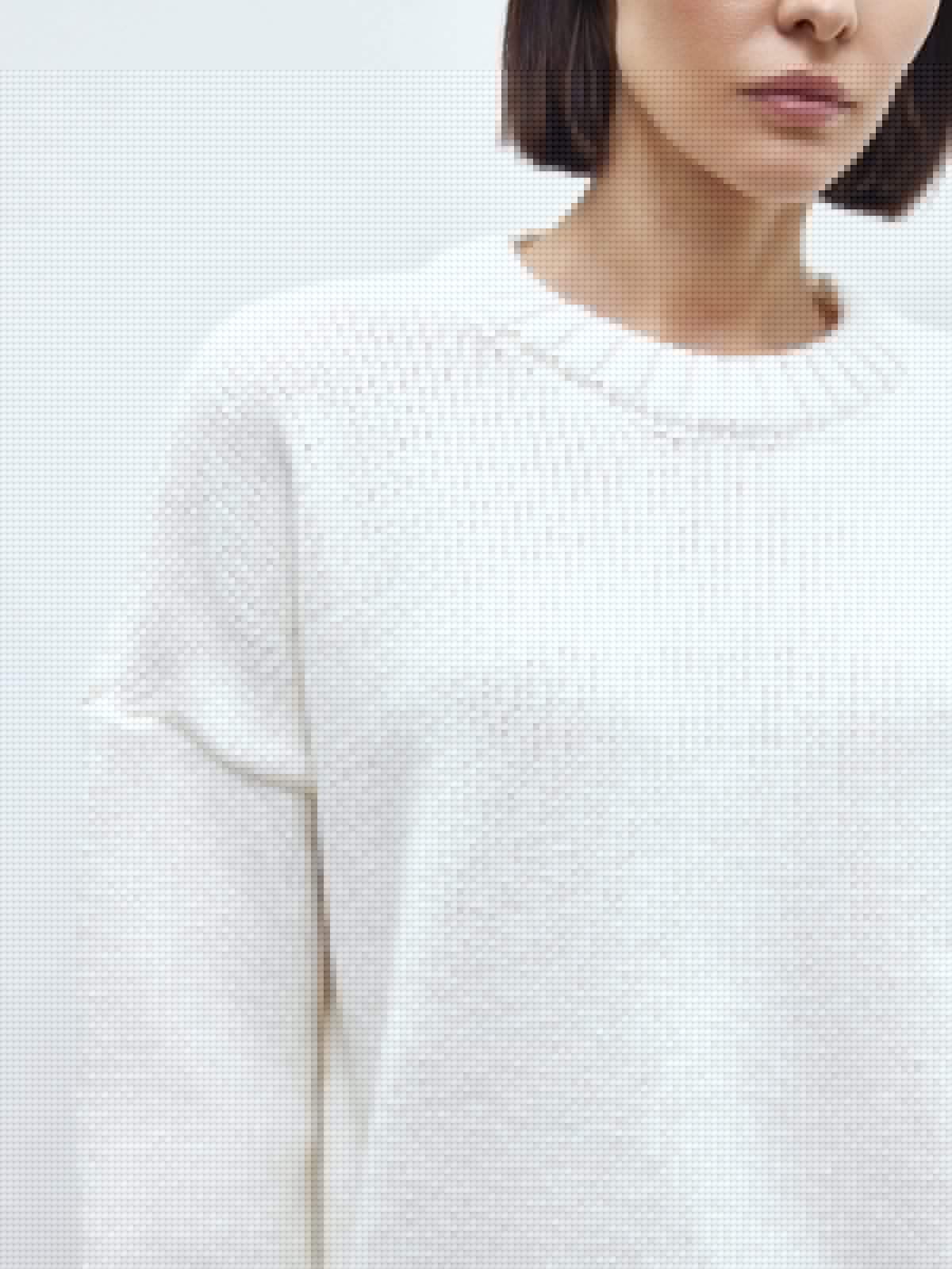 Джемпер oversize, цвет: белый Allweneed
Объемный, теплый, уютный именно такой джемпер хочется видеть в своем гардеробе осенью. Новинка выполнена из смесовой шерсти и оформлена объемной ребристой окантовкой. Oversize крой создаст расслабленный образ, а свободный рукав не сковывает движения. Носите с любимыми джинсами, брюками широкого кроя или юбкой-карандаш. Три оттенка на выбор: молочный, серый и ярко-синий для любой внешности.
На модели размер XS\S