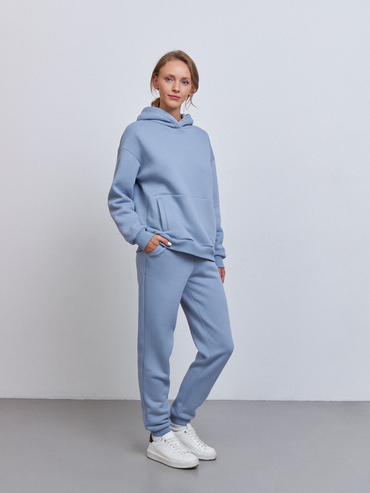 




Брюки слегка зауженного кроя из мягкого трикотажа. Мы использовали теплый и приятный на ощупь футер с начесом. Нам нравится свободная посадка и эластичная талия для свободы в движении. Идеальная пара для худи, чтобы совершить утреннюю пробежку за кофе.