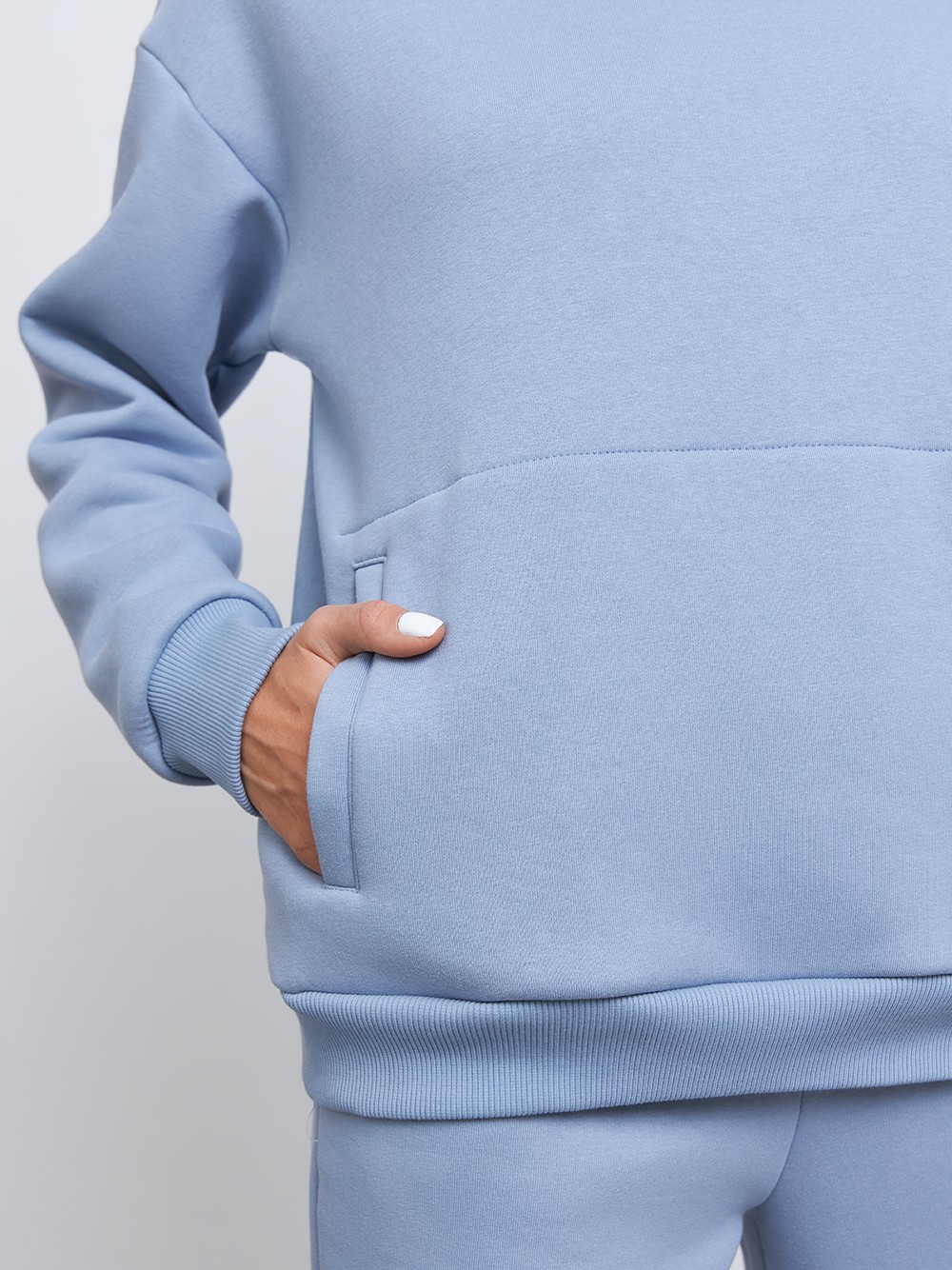 Худи из трикотажа, цвет: серо-голубой Allweneed
Худи из мягкого трикотажа с начесом.Модель свободного кроя и широким рукавом для ощущения комфорта. Капюшон с кнопками защищает от ветра и мелкого дождя. Носите с трикотажными брюками в тон, когда планируете активный день в городе или ленивый день дома.