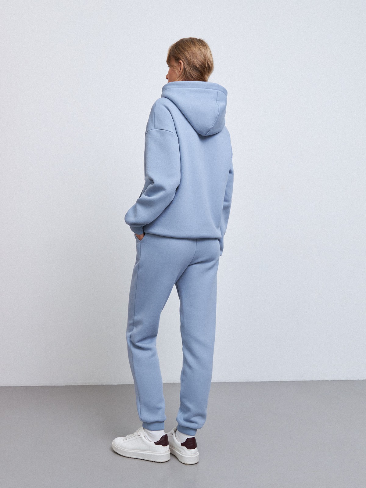 




Брюки слегка зауженного кроя из мягкого трикотажа. Мы использовали теплый и приятный на ощупь футер с начесом. Нам нравится свободная посадка и эластичная талия для свободы в движении. Идеальная пара для худи, чтобы совершить утреннюю пробежку за кофе.