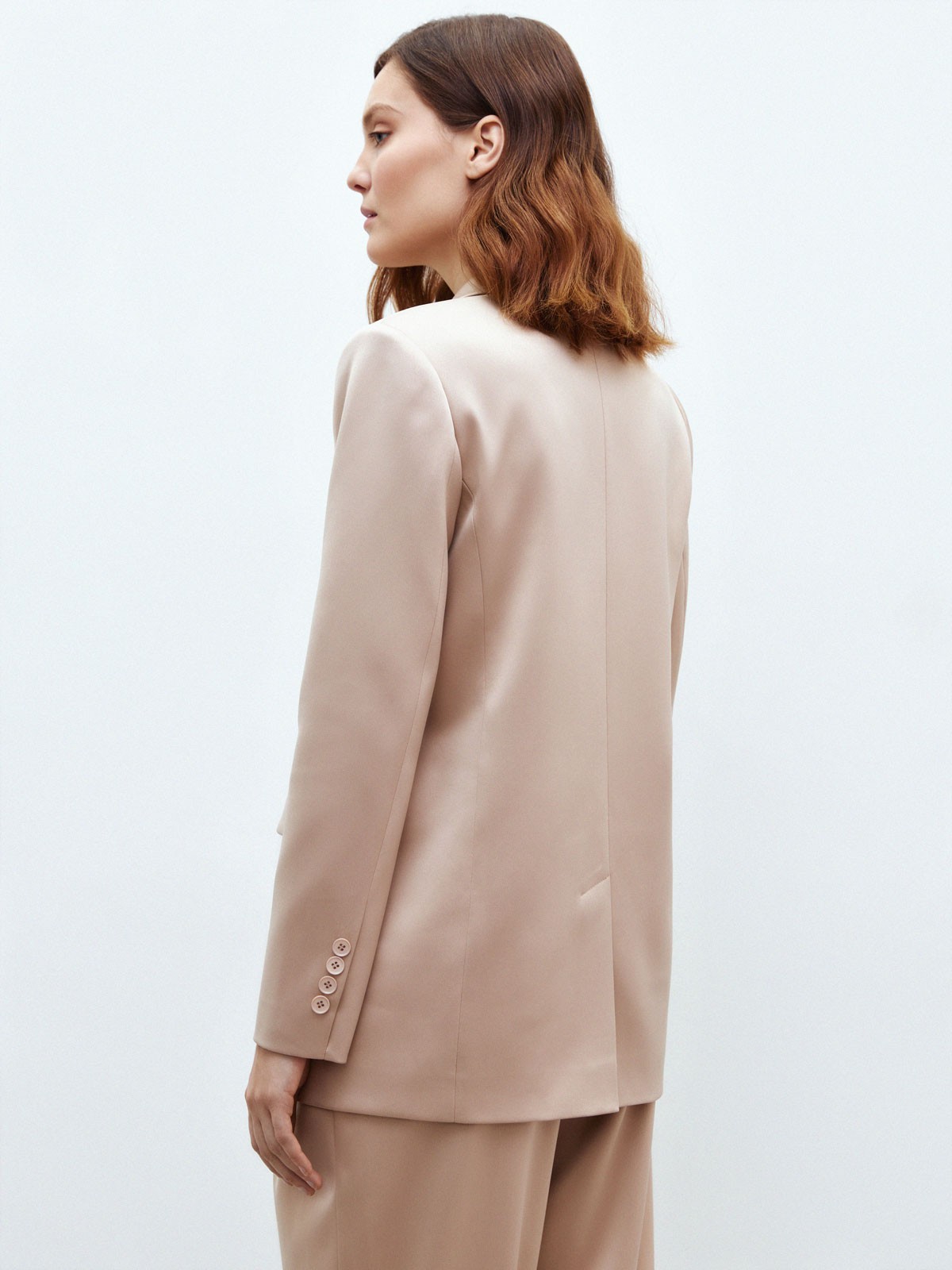 


Жакет из сияющей сатиновой ткани. Двубортный силуэт и разрез сзади для свободы движения. Модель прямого кроя, которая идет любому типу фигуры. Носите с шелковым топом в тон из нашей новогодней коллекции или с любыми контрастными топами и блузами.

На модели размер XS