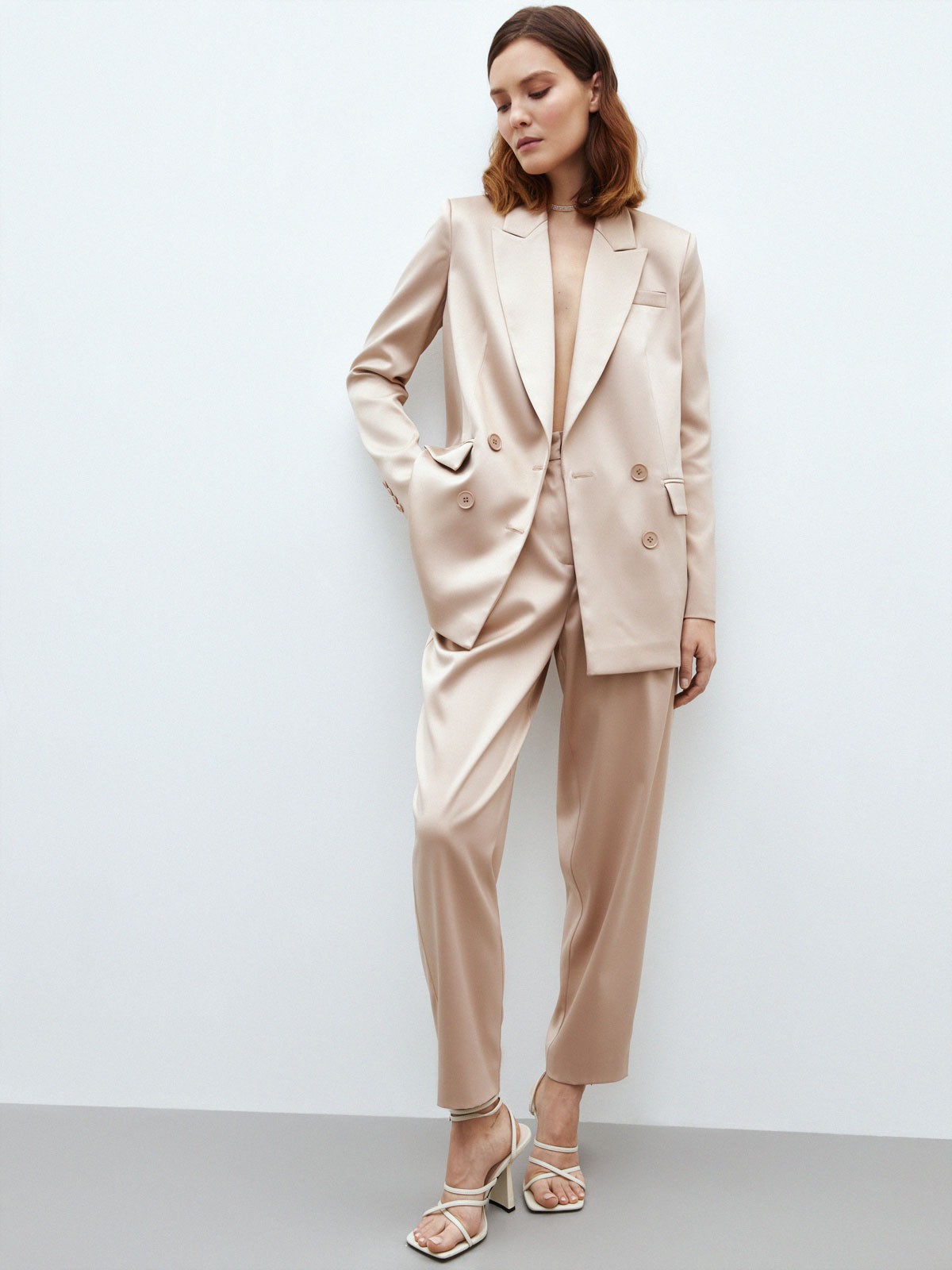 Брюки-бананы из сатина, цвет: бежевый Allweneed Брюки-бананы из сияющей ткани. Слегка зауженная модель с защипами. Два удобных кармана. Средняя посадка. Рекомендуем сочетать с жакетом из сатина в тон и носить комплектом. Добавьте несколько аккуратных украшений, чтобы не перегрузить вечерний образ. Наш фаворит total look глубокого зеленого оттенка.
На модели размер XS