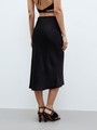 Юбка миди, цвет: Черный Allweneed
Юбка миди из легкой и сияющей ткани. Удобная резинка и крой по косой, благодаря которому модель садится по фигуре и немного расширяется книзу. Комбинируйте с шелковыми топами и блузами или с кашемировым джемпером.
На модели размер XS