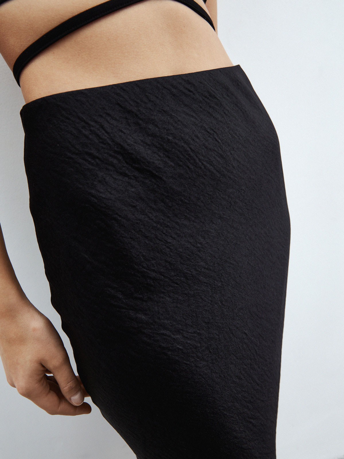 Юбка миди, цвет: Черный Allweneed
Юбка миди из легкой и сияющей ткани. Удобная резинка и крой по косой, благодаря которому модель садится по фигуре и немного расширяется книзу. Комбинируйте с шелковыми топами и блузами или с кашемировым джемпером.
На модели размер XS