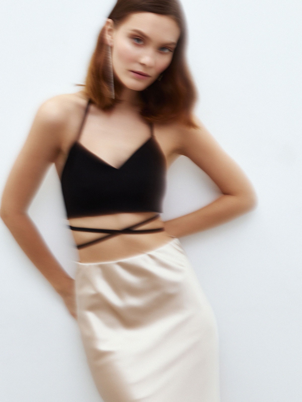 


Юбка миди из легкой и сияющей ткани. Удобная резинка и крой по косой, благодаря которому модель садится по фигуре и немного расширяется книзу. Комбинируйте с шелковыми топами и блузами или с кашемировым джемпером.

На модели размер XS