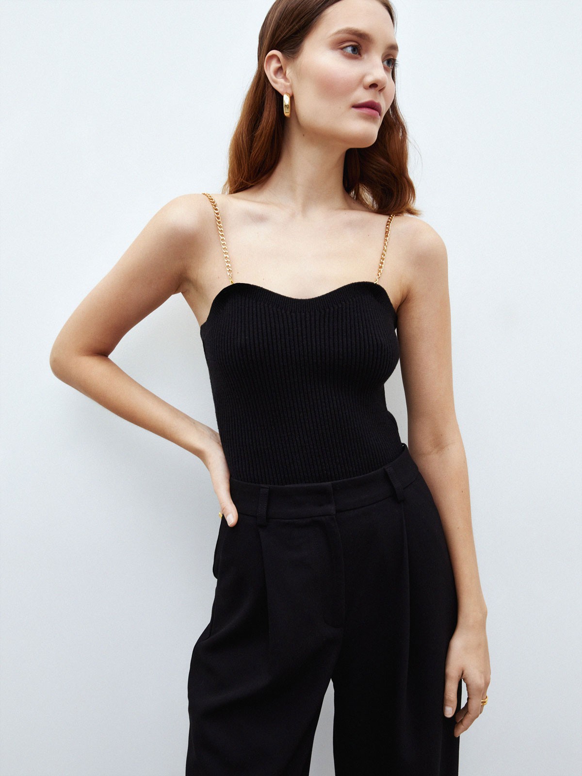 Вязаное боди, цвет: Черный Allweneed
Боди из вязаного трикотажа с золотыми цепочками. Цепочки отстегиваются, и вы можете заменить их при желании. Посадка по фигуре подчеркивает женственные изгибы. Модель выполнена из эластичного материала, который хорошо держит форму и облегает фигуру. Рекомендуем сочетать с брюками и джинсами на высокой посадке.
На модели размер XS-S