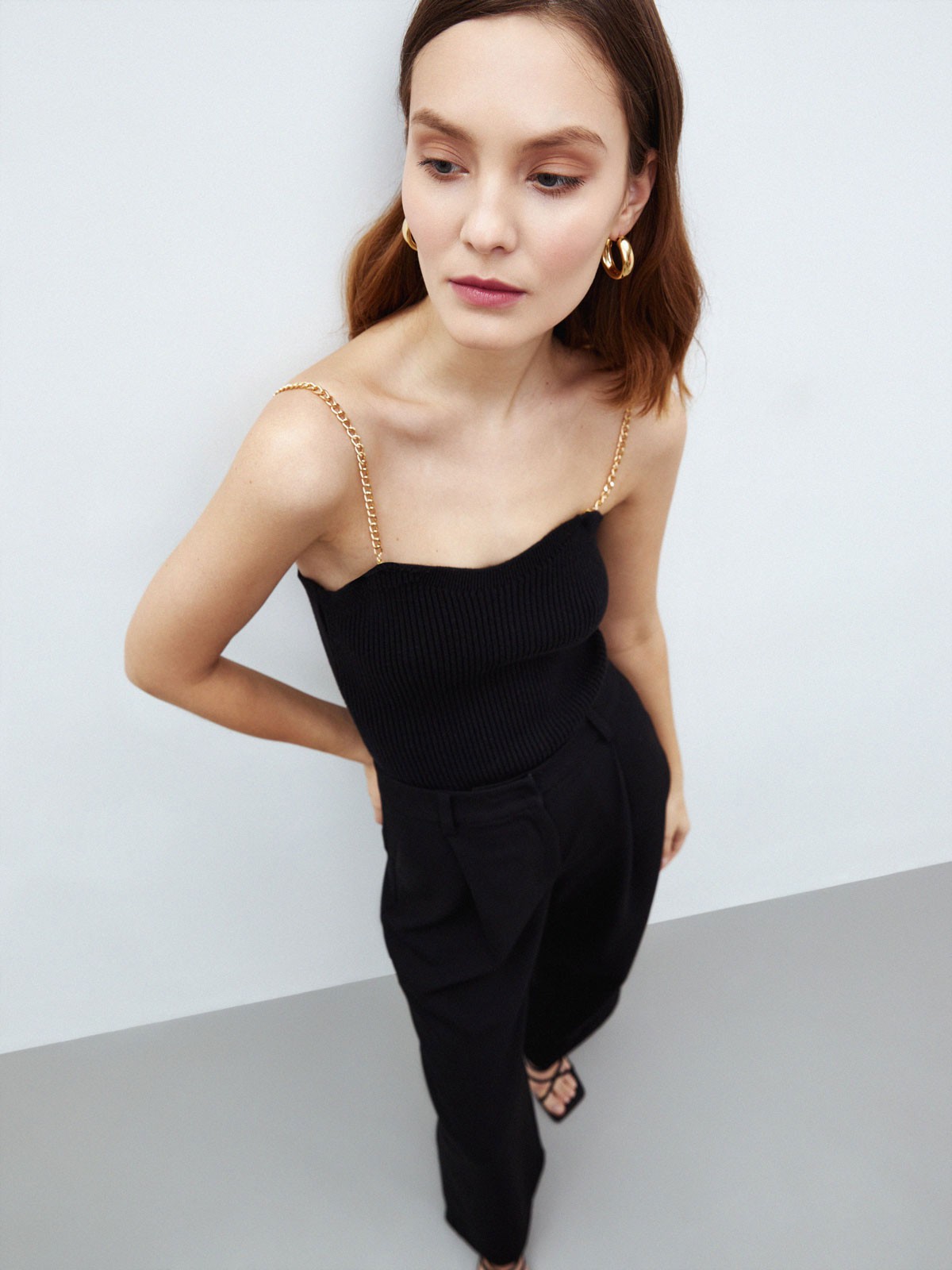 Вязаное боди, цвет: Черный Allweneed
Боди из вязаного трикотажа с золотыми цепочками. Цепочки отстегиваются, и вы можете заменить их при желании. Посадка по фигуре подчеркивает женственные изгибы. Модель выполнена из эластичного материала, который хорошо держит форму и облегает фигуру. Рекомендуем сочетать с брюками и джинсами на высокой посадке.
На модели размер XS-S