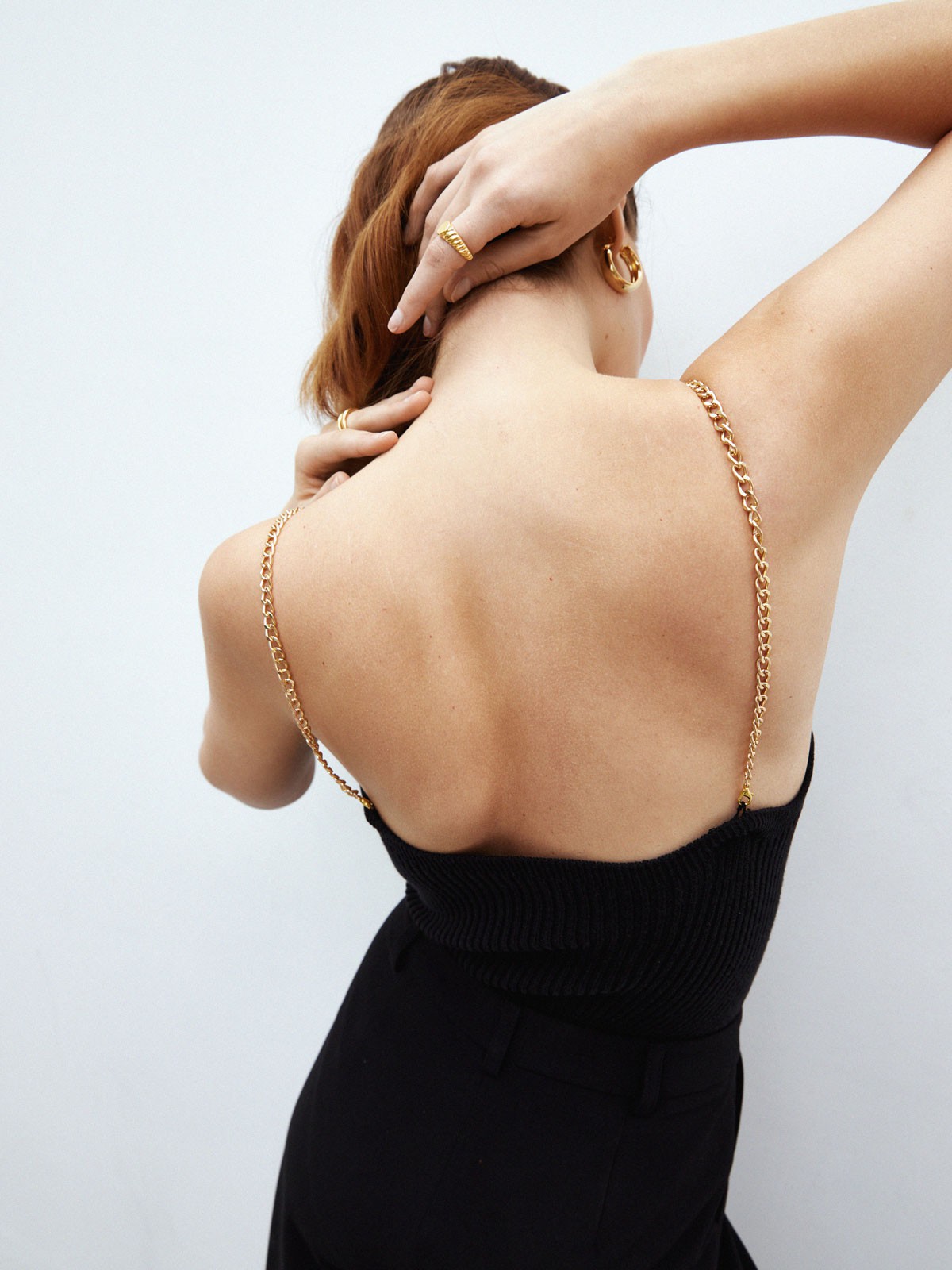 Вязаное боди, цвет: Черный Allweneed
Боди из вязаного трикотажа с золотыми цепочками. Цепочки отстегиваются, и вы можете заменить их при желании. Посадка по фигуре подчеркивает женственные изгибы. Модель выполнена из эластичного материала, который хорошо держит форму и облегает фигуру. Рекомендуем сочетать с брюками и джинсами на высокой посадке.
На модели размер XS-S