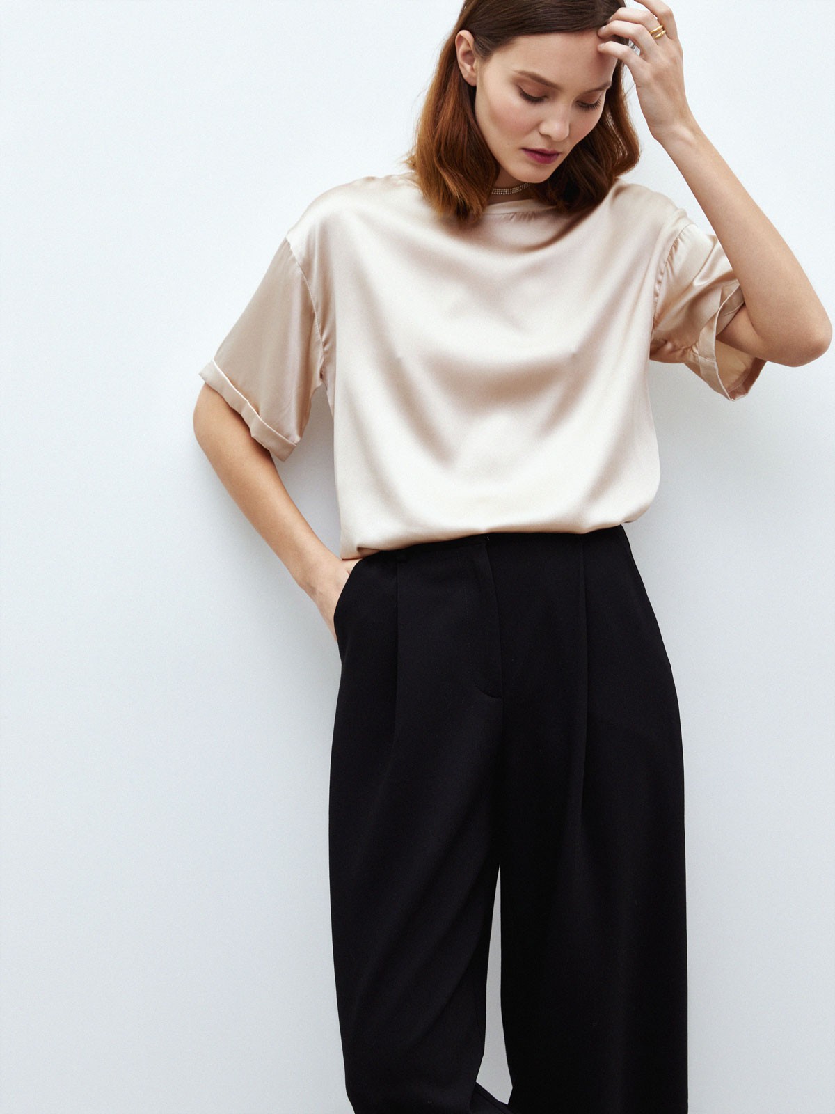 


Футболка из сияющей ткани. Мягкая и легкая. Особенно красиво переливается под светом праздничных огней. Альтернатива как базовым футболкам, так и блузам на выход. Благодаря свободному крою смотрится хорошо на любой фигуре. Футболка сочетается с жакетом из костюмной ткани и шелковыми юбками. Пять оттенков на ваш выбор. Это первая футболка из натурального шелка в нашей коллекции. Модель черного цвета изготовлена из нежной вискозы.

На модели размер XS