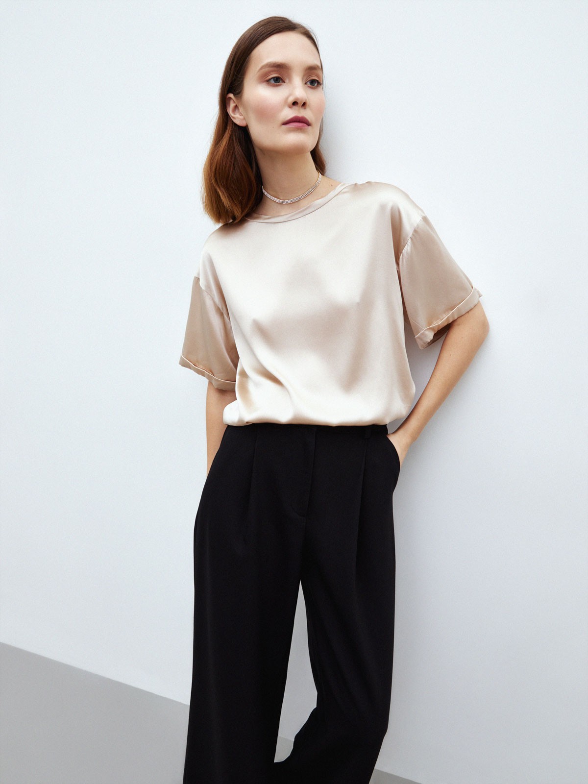 


Футболка из сияющей ткани. Мягкая и легкая. Особенно красиво переливается под светом праздничных огней. Альтернатива как базовым футболкам, так и блузам на выход. Благодаря свободному крою смотрится хорошо на любой фигуре. Футболка сочетается с жакетом из костюмной ткани и шелковыми юбками. Пять оттенков на ваш выбор. Это первая футболка из натурального шелка в нашей коллекции. Модель черного цвета изготовлена из нежной вискозы.

На модели размер XS