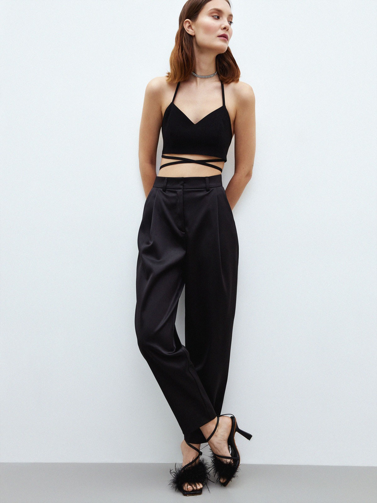 Брюки-бананы из сияющей ткани. Слегка зауженная модель с защипами. Два удобных кармана. Средняя посадка. Рекомендуем сочетать с жакетом из сатина в тон и носить комплектом. Добавьте несколько аккуратных украшений, чтобы не перегрузить вечерний образ. Наш фаворит total look глубокого зеленого оттенка.

На модели размер XS