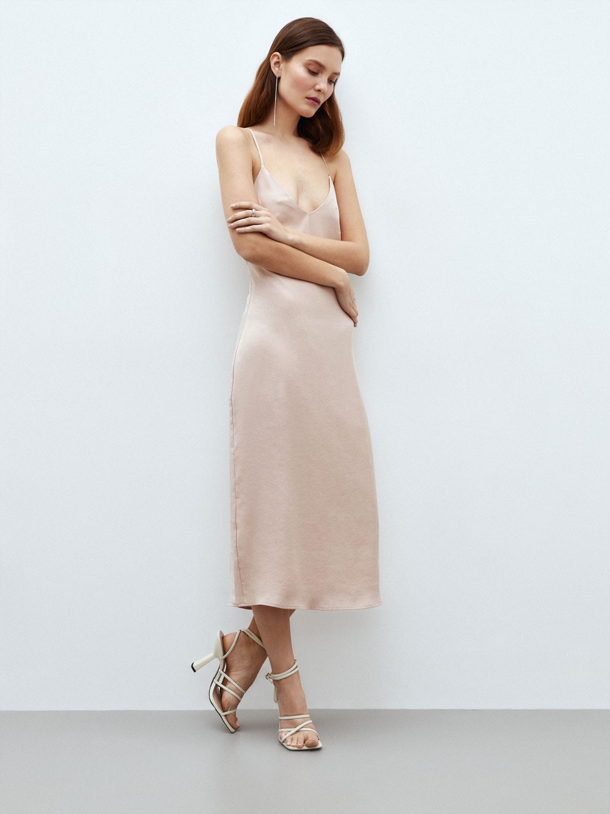 


Нежное платье-комбинация из вискозы. Мягкая ткань с жемчужным блеском. Модель с завязками на спине, которые завязываются крест-накрест. Платье с подкладочной тканью, чтобы носить без белья. Лаконичная модель, которая легко впишется как в образ на каждый день, так и в вечерний. Уберите волосы, наденьте длинные серьги и откройте спину для чувственного wow-эффекта.

На модели размер XS