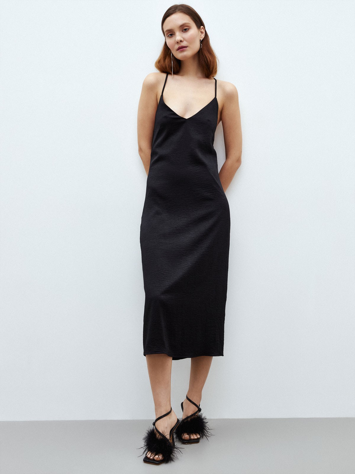 Платье в бельевом стиле, цвет: Черный Allweneed
Нежное платье-комбинация из вискозы. Мягкая ткань с жемчужным блеском. Модель с завязками на спине, которые завязываются крест-накрест. Платье с подкладочной тканью, чтобы носить без белья. Лаконичная модель, которая легко впишется как в образ на каждый день, так и в вечерний. Уберите волосы, наденьте длинные серьги и откройте спину для чувственного wow-эффекта.
На модели размер XS
