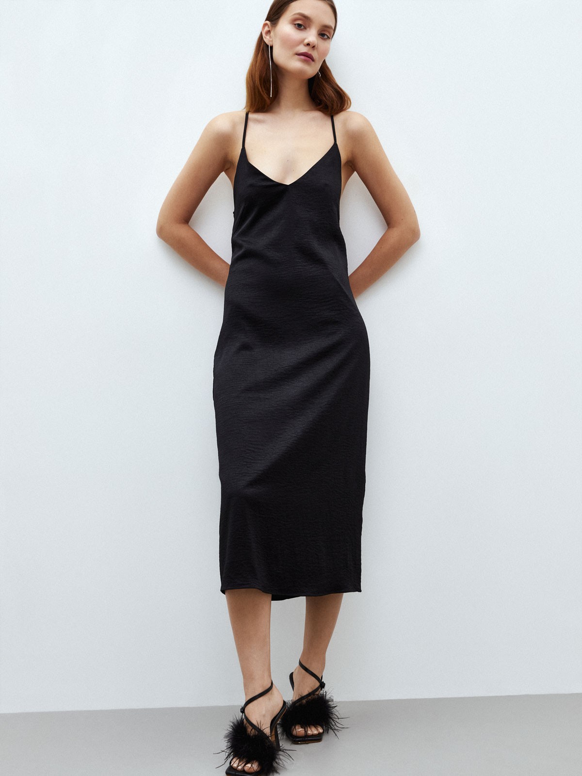 Платье в бельевом стиле, цвет: Черный Allweneed
Нежное платье-комбинация из вискозы. Мягкая ткань с жемчужным блеском. Модель с завязками на спине, которые завязываются крест-накрест. Платье с подкладочной тканью, чтобы носить без белья. Лаконичная модель, которая легко впишется как в образ на каждый день, так и в вечерний. Уберите волосы, наденьте длинные серьги и откройте спину для чувственного wow-эффекта.
На модели размер XS