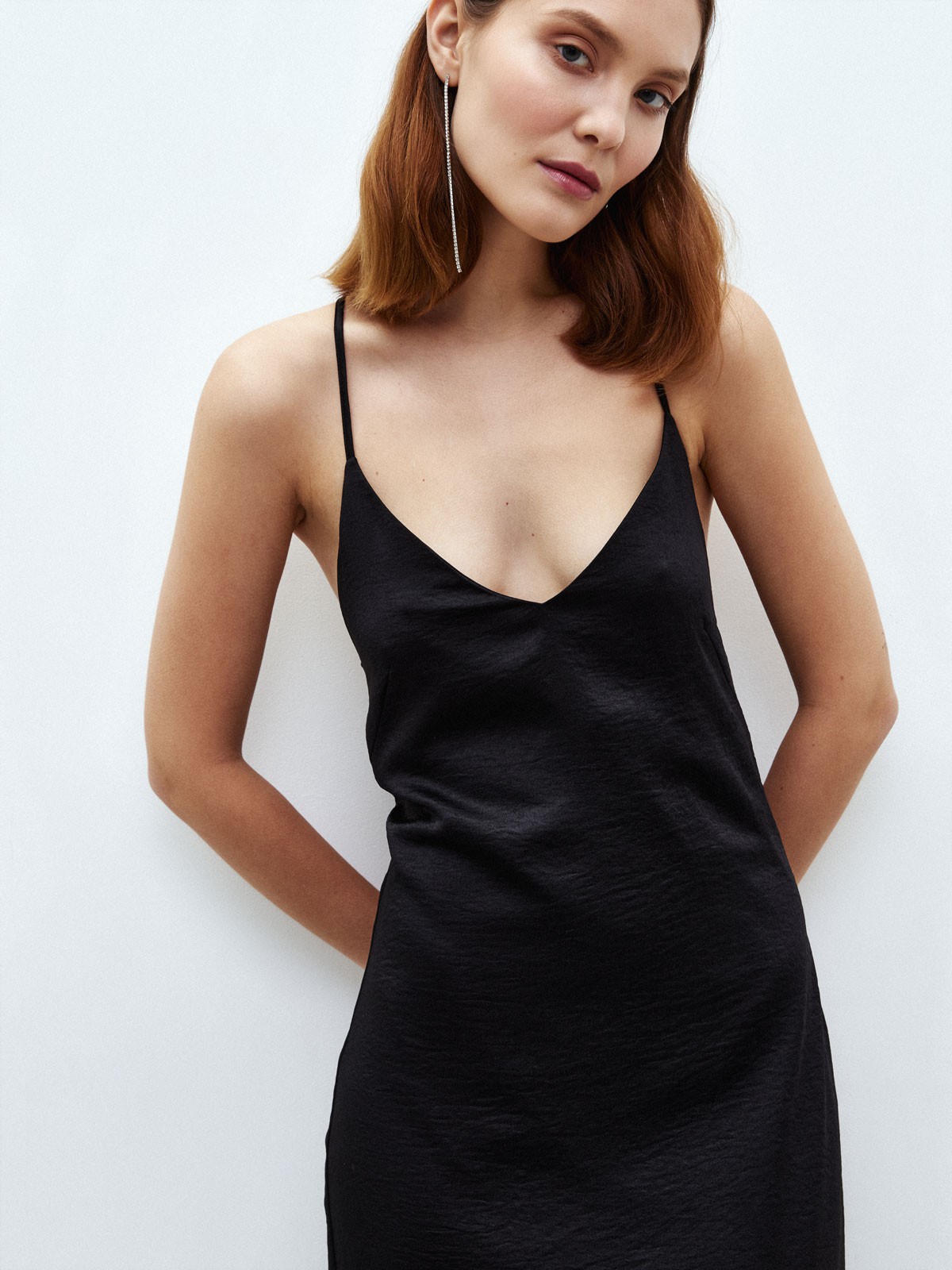 Платье в бельевом стиле, цвет: Черный Allweneed
Нежное платье-комбинация из вискозы. Мягкая ткань с жемчужным блеском. Модель с завязками на спине, которые завязываются крест-накрест. Платье с подкладочной тканью, чтобы носить без белья. Лаконичная модель, которая легко впишется как в образ на каждый день, так и в вечерний. Уберите волосы, наденьте длинные серьги и откройте спину для чувственного wow-эффекта.
На модели размер XS