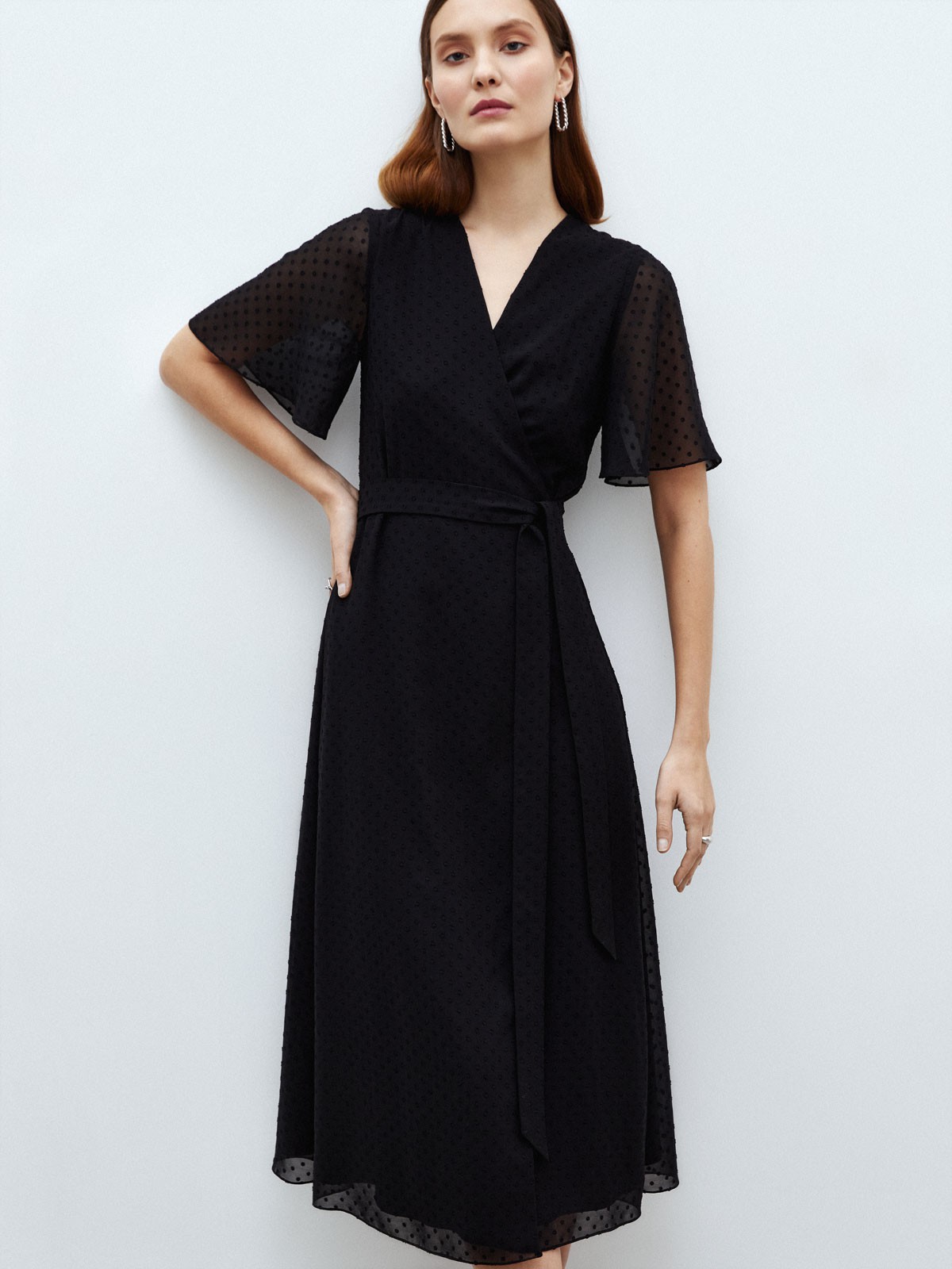 Платье миди с драпировкой на запах, цвет: Черный Allweneed
Платье миди с запахом одна из самых универсальных моделей. Такой фасон подчеркивает достоинства любой фигуры. Фактурная ткань с горошком. Мягкая и нежная вискоза, которая позволяет коже дышать. Длинный пояс в тон. Платье можно обыграть с помощью аксессуаров для создания гармоничного вечернего образа или носить с лаконичными жакетами на работу и прогулки.
На модели размер XS