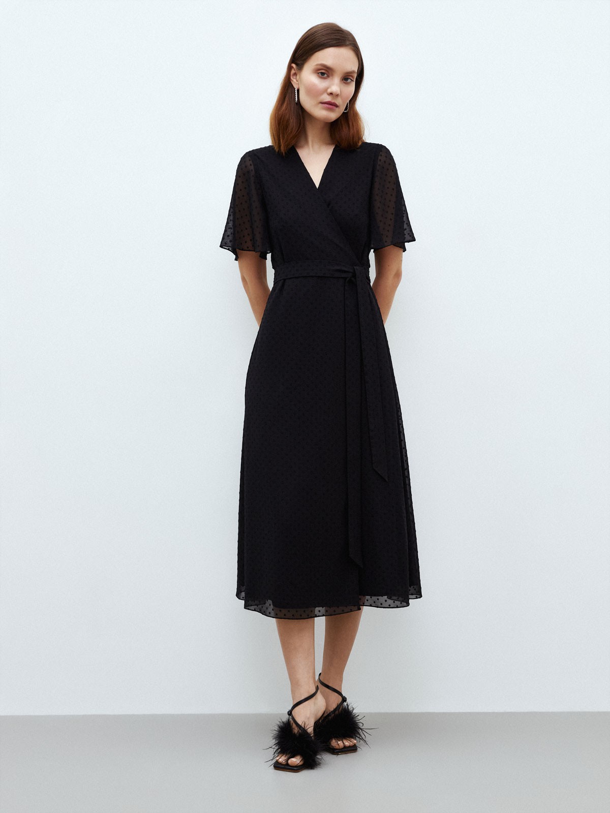 Платье миди с драпировкой на запах, цвет: Черный Allweneed
Платье миди с запахом одна из самых универсальных моделей. Такой фасон подчеркивает достоинства любой фигуры. Фактурная ткань с горошком. Мягкая и нежная вискоза, которая позволяет коже дышать. Длинный пояс в тон. Платье можно обыграть с помощью аксессуаров для создания гармоничного вечернего образа или носить с лаконичными жакетами на работу и прогулки.
На модели размер XS