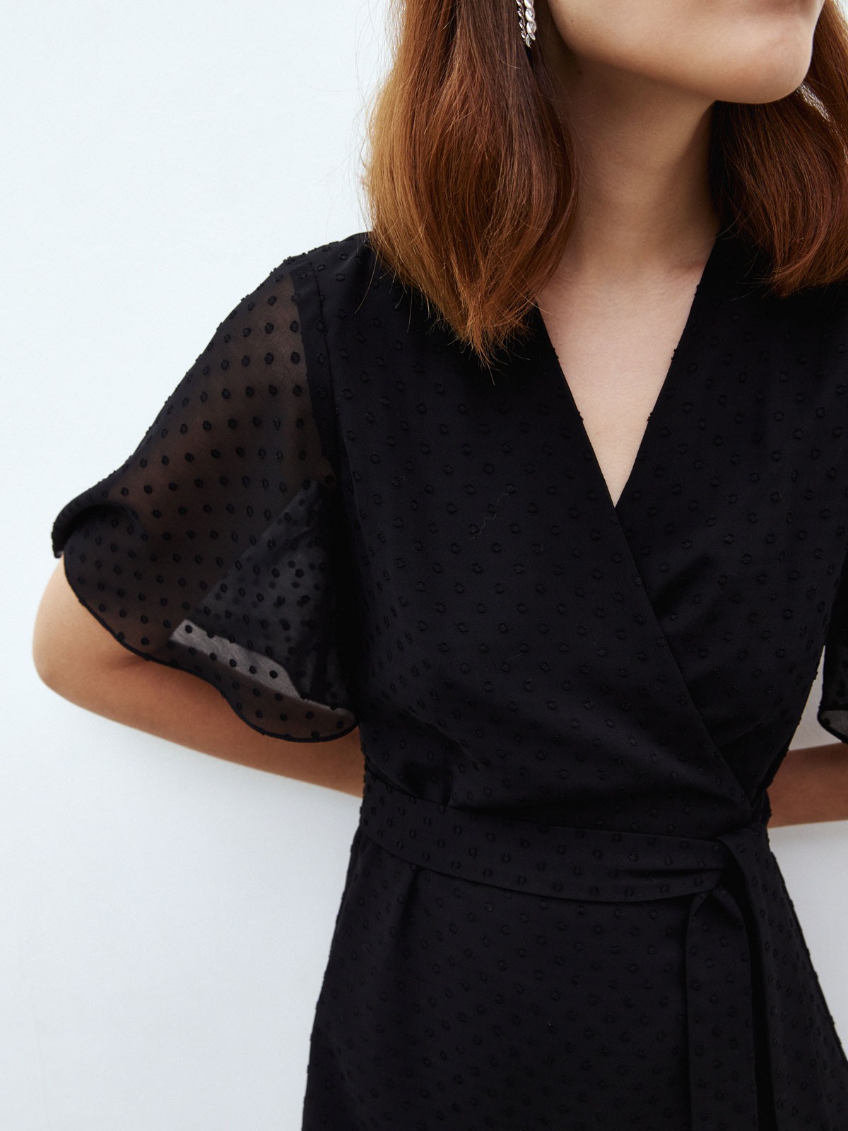 Платье миди с драпировкой на запах, цвет: Черный Allweneed
Платье миди с запахом одна из самых универсальных моделей. Такой фасон подчеркивает достоинства любой фигуры. Фактурная ткань с горошком. Мягкая и нежная вискоза, которая позволяет коже дышать. Длинный пояс в тон. Платье можно обыграть с помощью аксессуаров для создания гармоничного вечернего образа или носить с лаконичными жакетами на работу и прогулки.
На модели размер XS