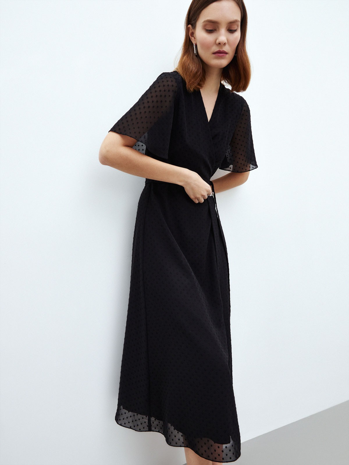 Платье миди с драпировкой на запах, цвет: Черный Allweneed
Платье миди с запахом одна из самых универсальных моделей. Такой фасон подчеркивает достоинства любой фигуры. Фактурная ткань с горошком. Мягкая и нежная вискоза, которая позволяет коже дышать. Длинный пояс в тон. Платье можно обыграть с помощью аксессуаров для создания гармоничного вечернего образа или носить с лаконичными жакетами на работу и прогулки.
На модели размер XS