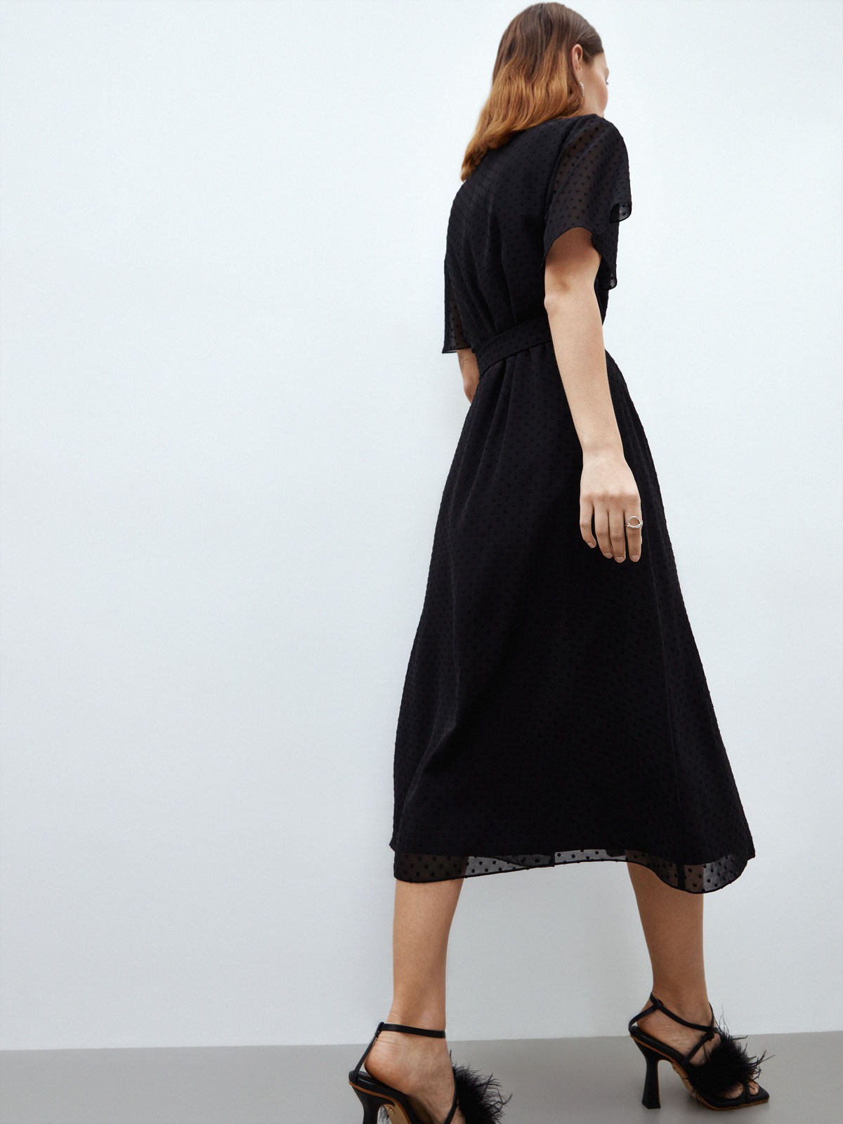 Платье миди с драпировкой на запах, цвет: Черный Allweneed
Платье миди с запахом одна из самых универсальных моделей. Такой фасон подчеркивает достоинства любой фигуры. Фактурная ткань с горошком. Мягкая и нежная вискоза, которая позволяет коже дышать. Длинный пояс в тон. Платье можно обыграть с помощью аксессуаров для создания гармоничного вечернего образа или носить с лаконичными жакетами на работу и прогулки.
На модели размер XS