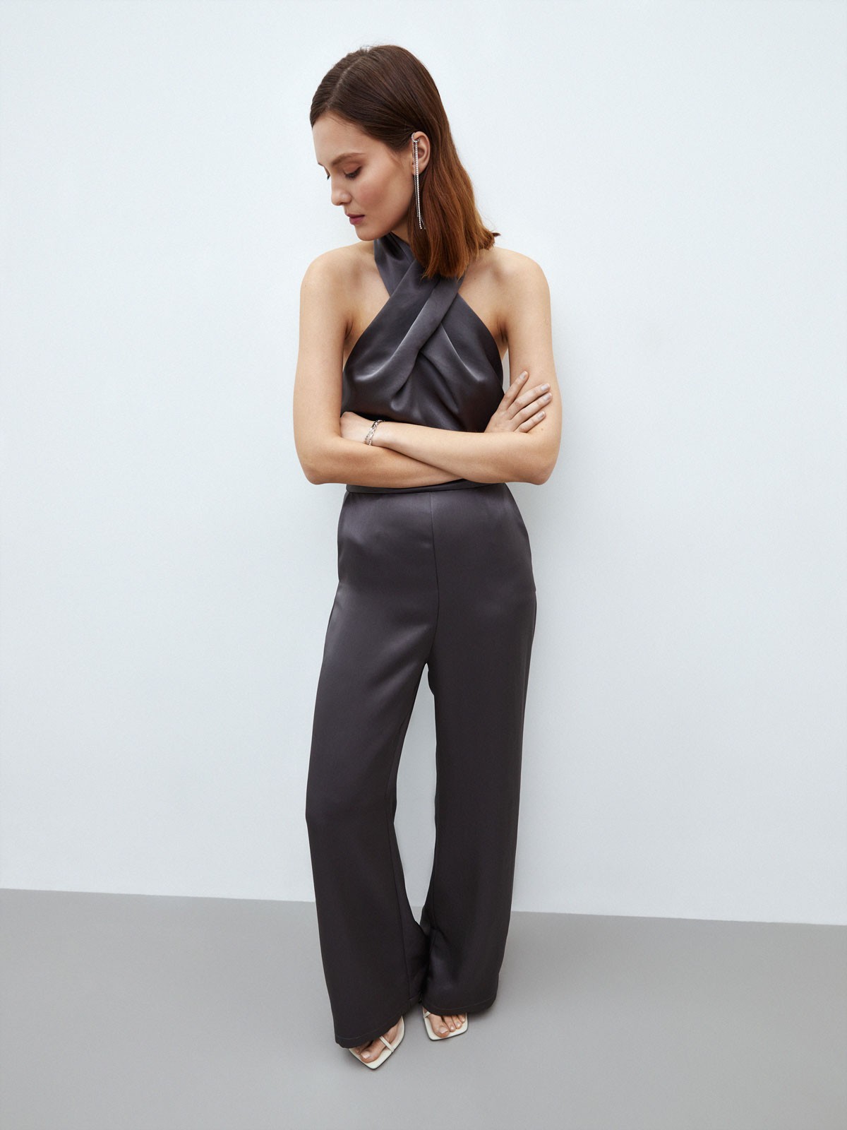 


Комбинезон с открытой спиной. Состоит из топа с креплением на пуговицы и широких брюк в пол. Брюки с высокой талией. Изысканная струящаяся ткань с деликатным блеском. Застежка с потайной молнией на спине. Подкладочная тканьв районе груди и два кармана на брюках, чтобы положить помаду и телефон. Рекомендуем носить самостоятельно, когда хочется произвести фурор на вечеринке.

На модели размер XS