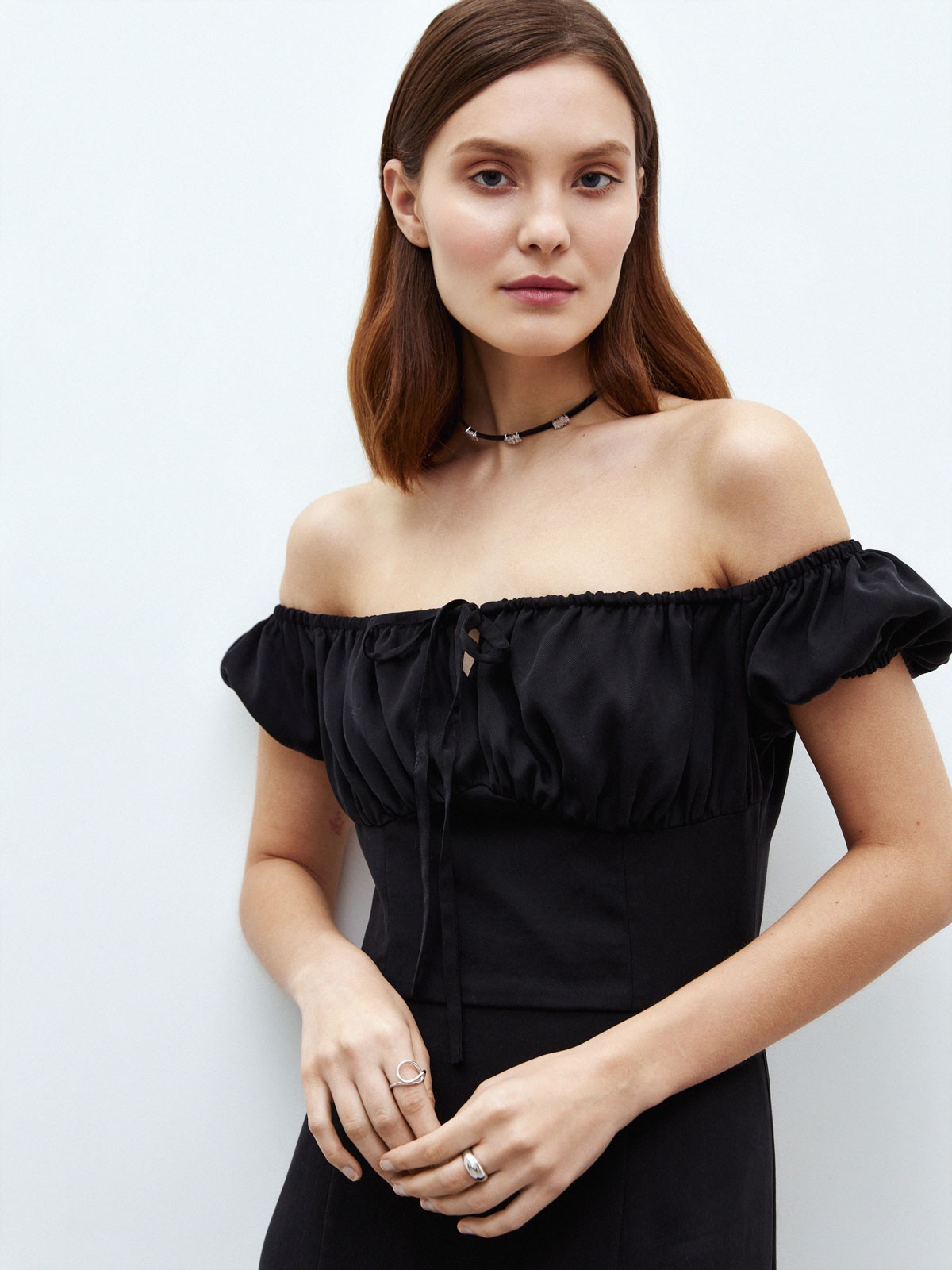 Платье с открытыми плечами, цвет: Черный Allweneed
Платье миди из тенсела. Тенсел материал натурального происхождения, который изготавливают из древесины австралийского эвкалипта. Ткань очень приятна на ощупь и обладает деликатным блеском. Романтичные рукава-фонарики и завязки на груди. Аккуратный разрез спереди, чтобы добавить нотку смелости. Потайная молния на спине. Модель с резинкой в зоне лифа, за счет чего садится хорошо на любую фигуру. Стилизуйте платье для вечернего выхода или на каждый день зимой и летом.
На модели размер XS