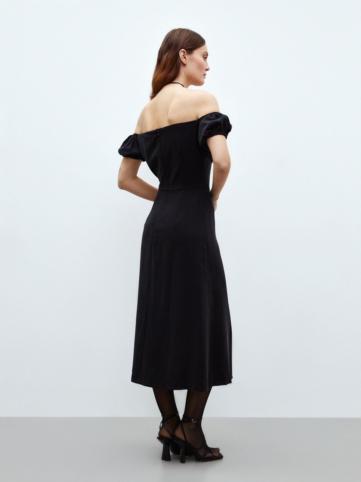 Платье с открытыми плечами, цвет: Черный Allweneed
Платье миди из тенсела. Тенсел материал натурального происхождения, который изготавливают из древесины австралийского эвкалипта. Ткань очень приятна на ощупь и обладает деликатным блеском. Романтичные рукава-фонарики и завязки на груди. Аккуратный разрез спереди, чтобы добавить нотку смелости. Потайная молния на спине. Модель с резинкой в зоне лифа, за счет чего садится хорошо на любую фигуру. Стилизуйте платье для вечернего выхода или на каждый день зимой и летом.
На модели размер XS