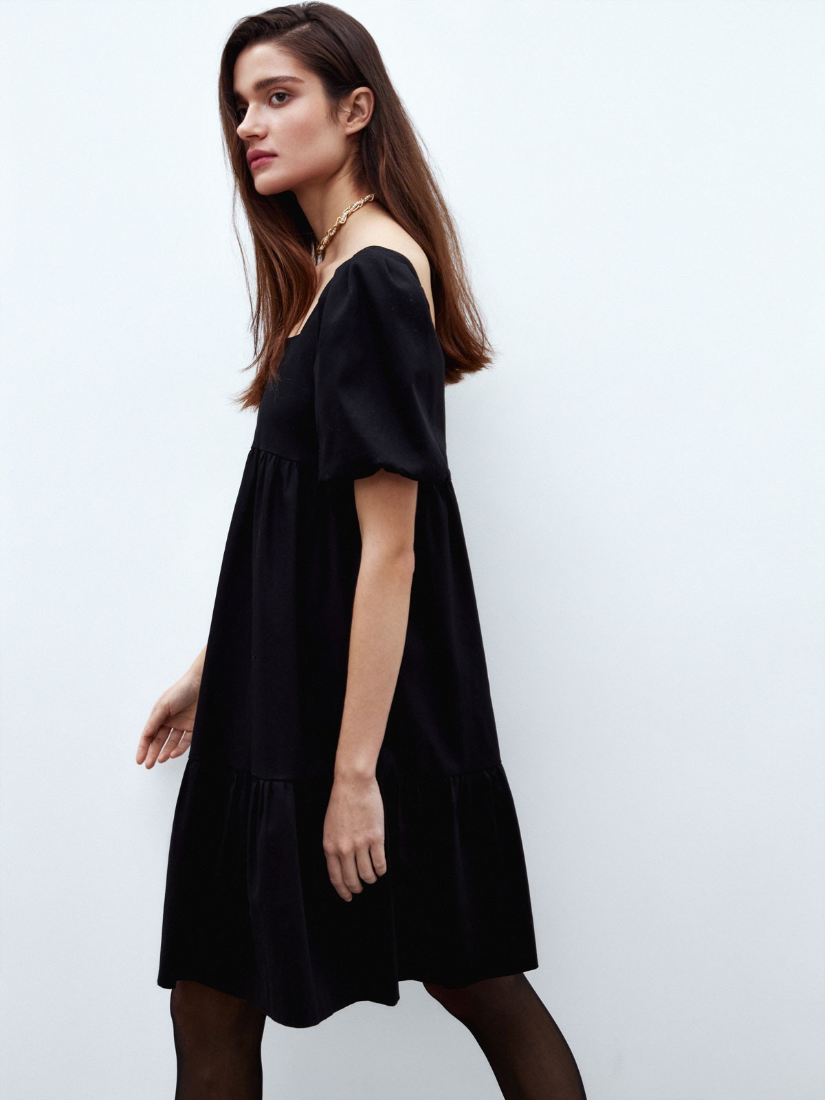 Платье трапеция из хлопка, цвет: Черный Allweneed
Платье с воланами А-силуэта из хлопка. Хлопок экологичный и гипоаллергенный материал.Ткань долго сохраняет насыщенность цвета. Модель свободного кроя, которая не сковывает движения. Легкое и воздушное платье можно носить как с плотными колготками, так и на голое тело летом.
На модели размер XS