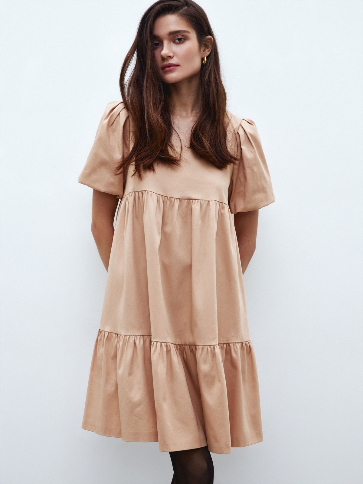 


Платье с воланами А-силуэта из хлопка. Хлопок экологичный и гипоаллергенный материал.Ткань долго сохраняет насыщенность цвета. Модель свободного кроя, которая не сковывает движения. Легкое и воздушное платье можно носить как с плотными колготками, так и на голое тело летом.

На модели размер XS