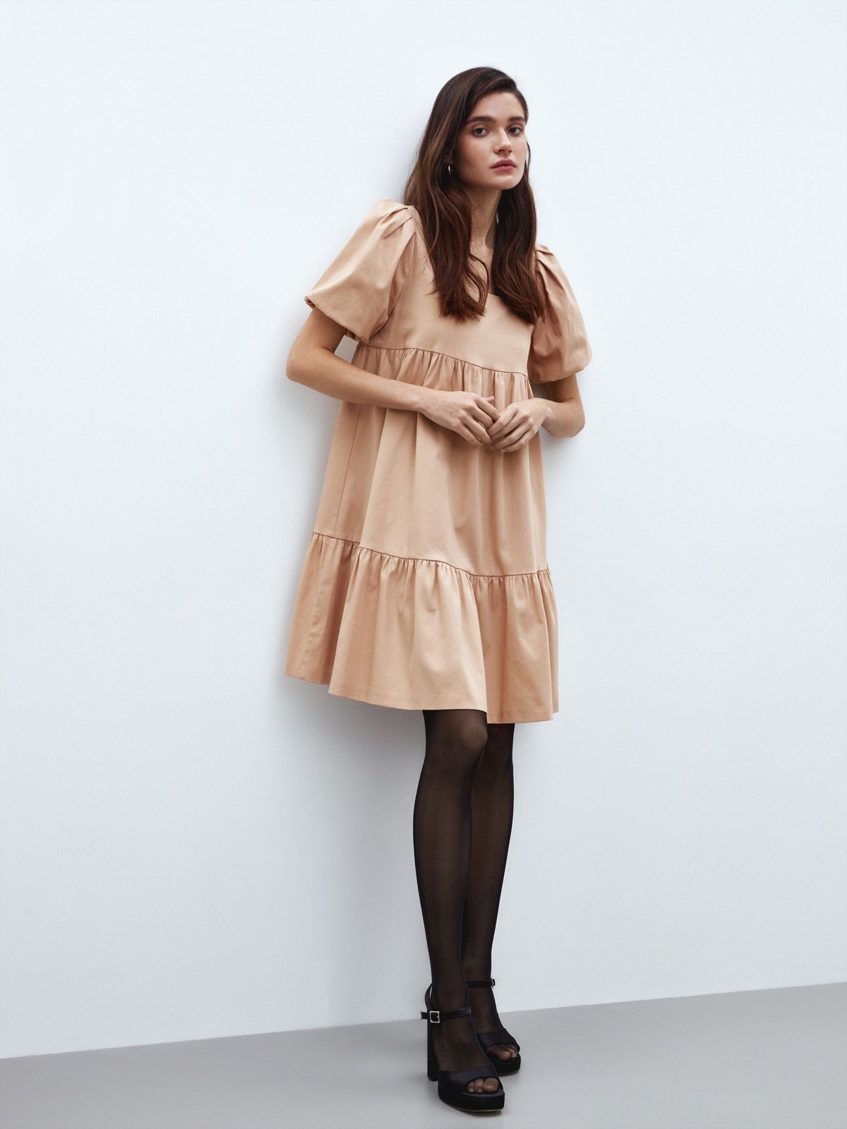 


Платье с воланами А-силуэта из хлопка. Хлопок экологичный и гипоаллергенный материал.Ткань долго сохраняет насыщенность цвета. Модель свободного кроя, которая не сковывает движения. Легкое и воздушное платье можно носить как с плотными колготками, так и на голое тело летом.

На модели размер XS